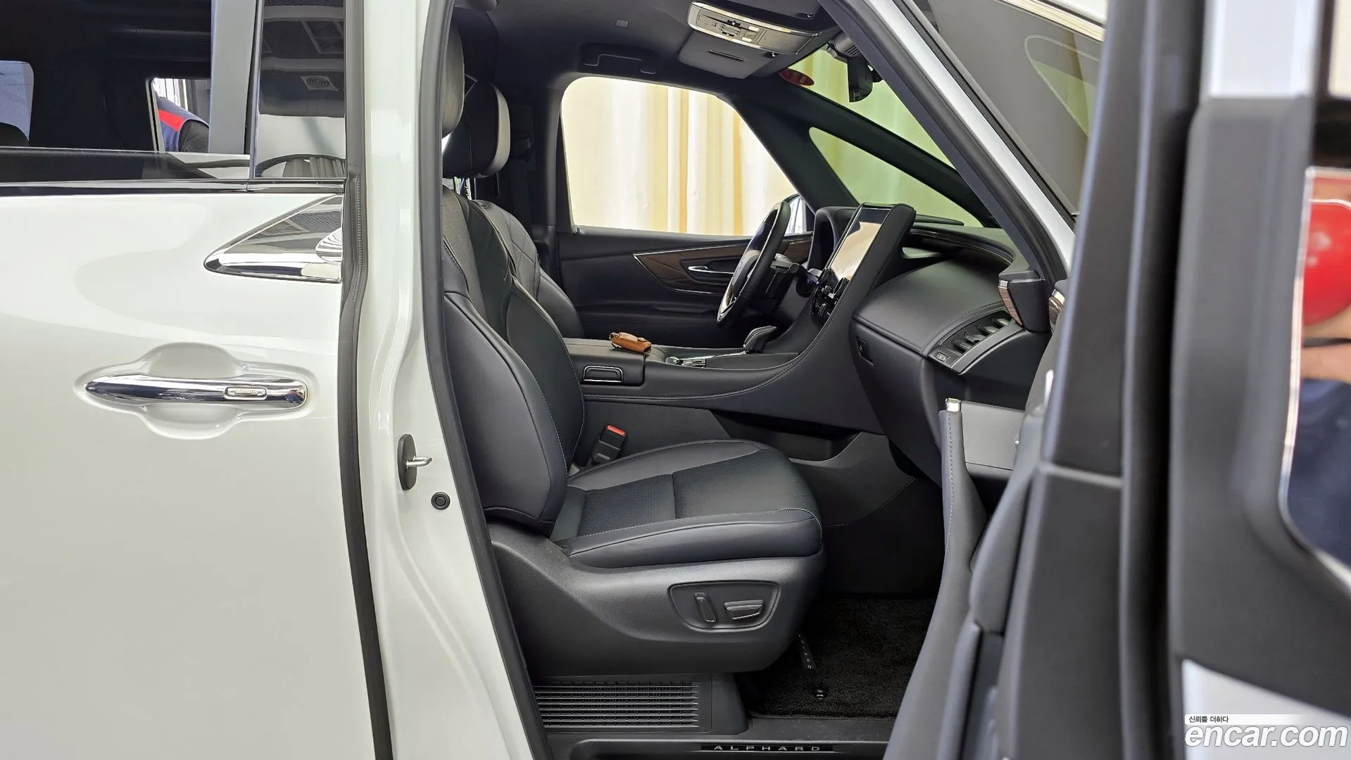 Toyota Alphard 2023 — фото 4