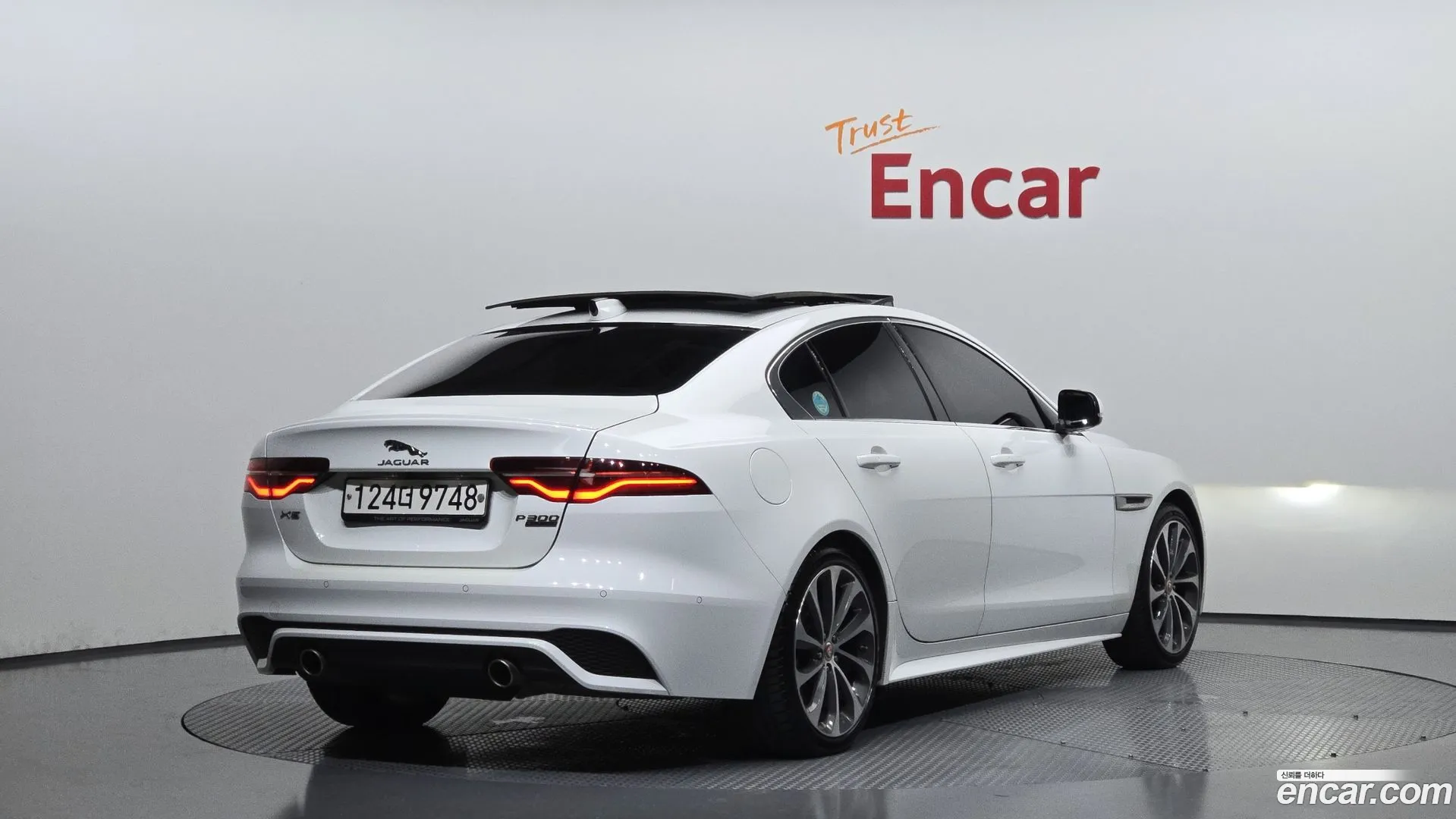 Jaguar XE 2020 — фото 1