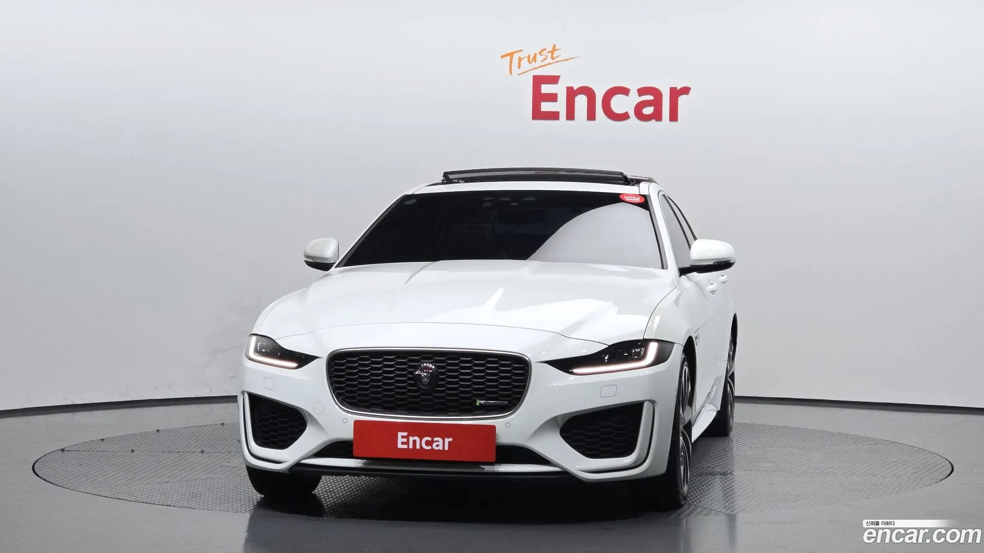 Jaguar XE 2020 — фото 2