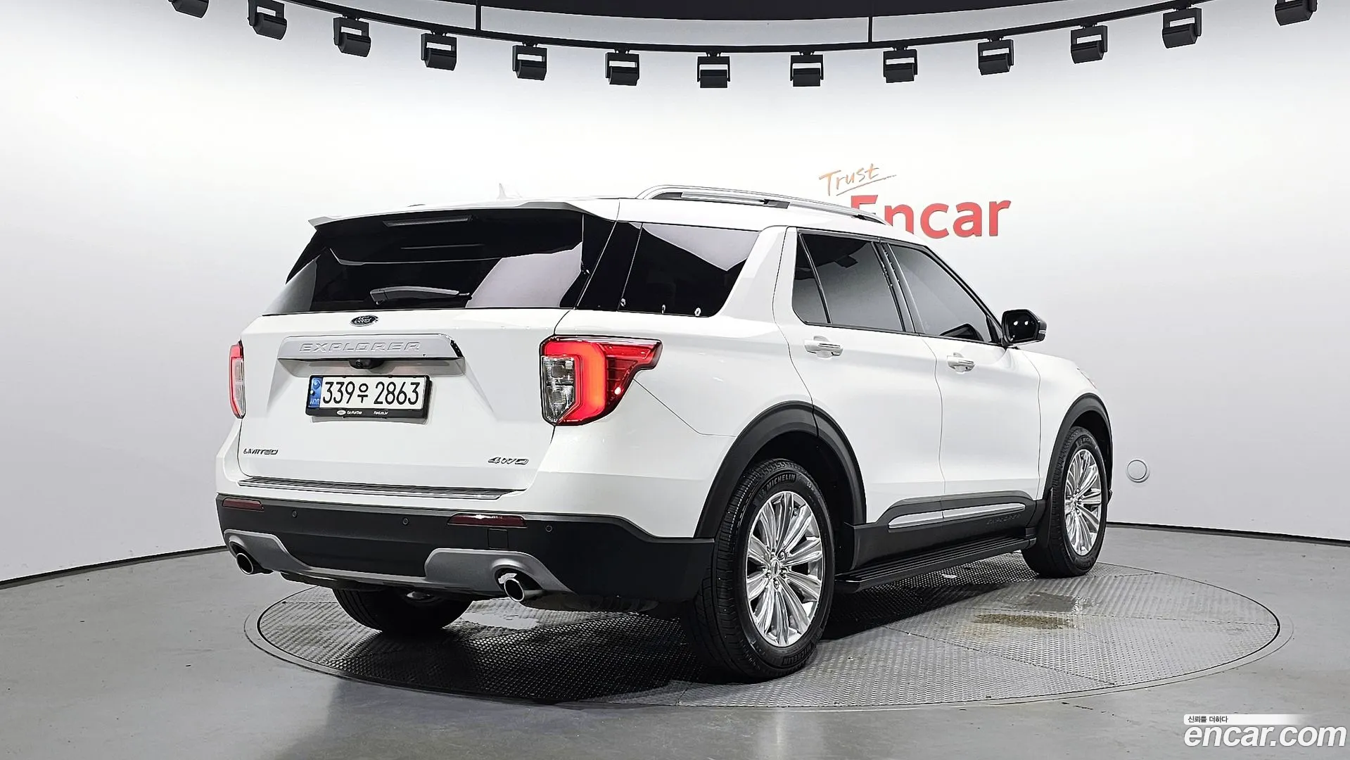 Ford Explorer 2021 — фото 1
