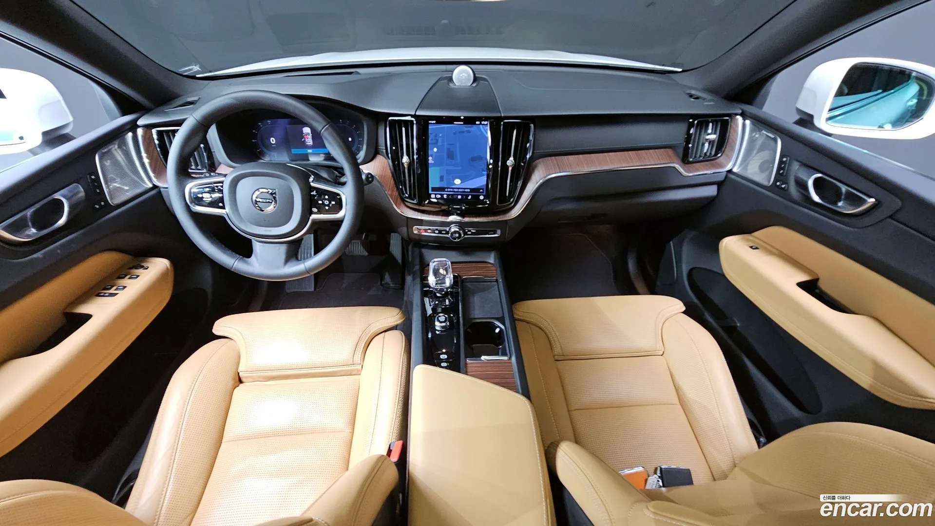 Volvo XC60 2023 — фото 1
