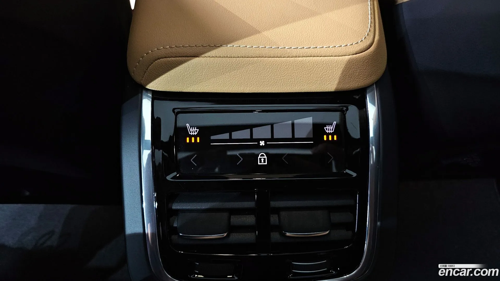 Volvo XC60 2023 — фото 4