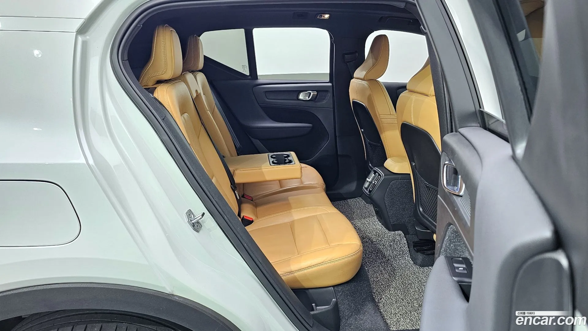 Volvo XC40 2021 — фото 1