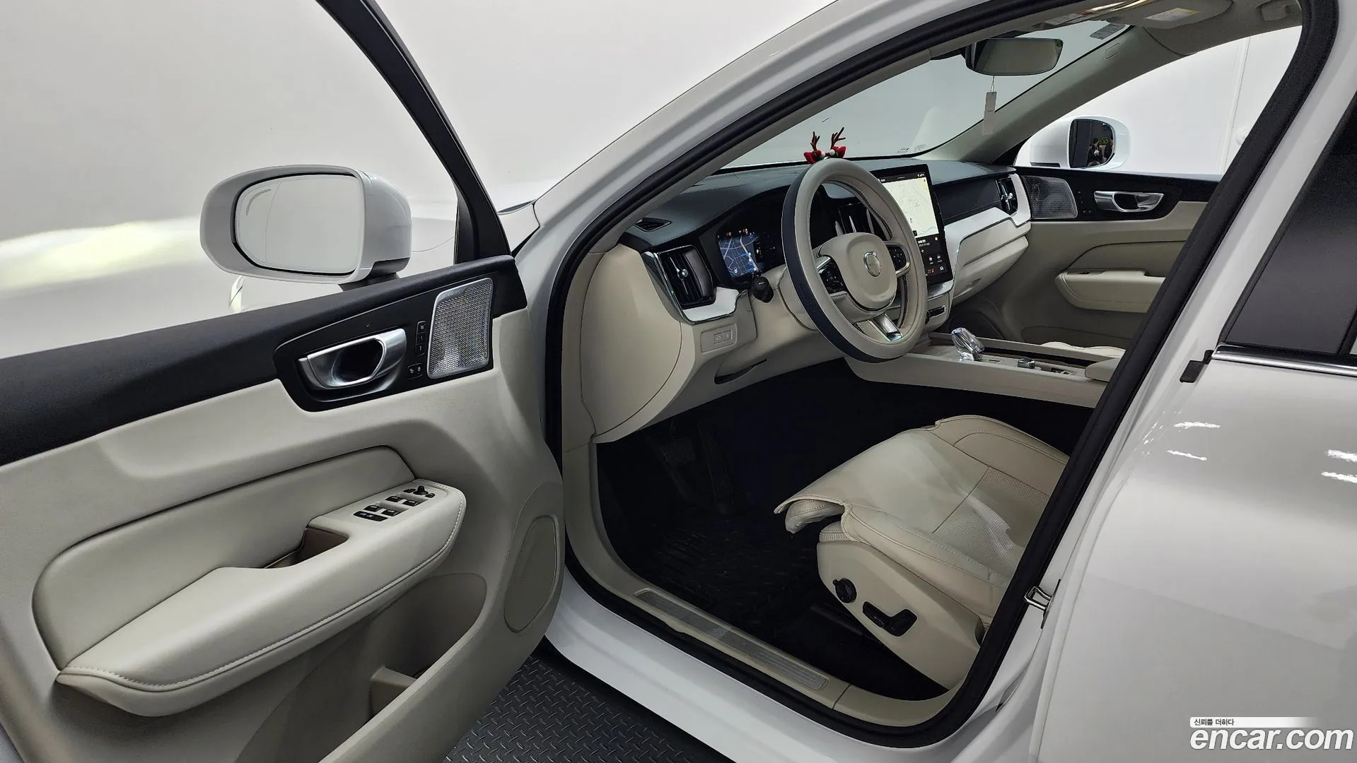 Volvo XC60 2025 — фото 1