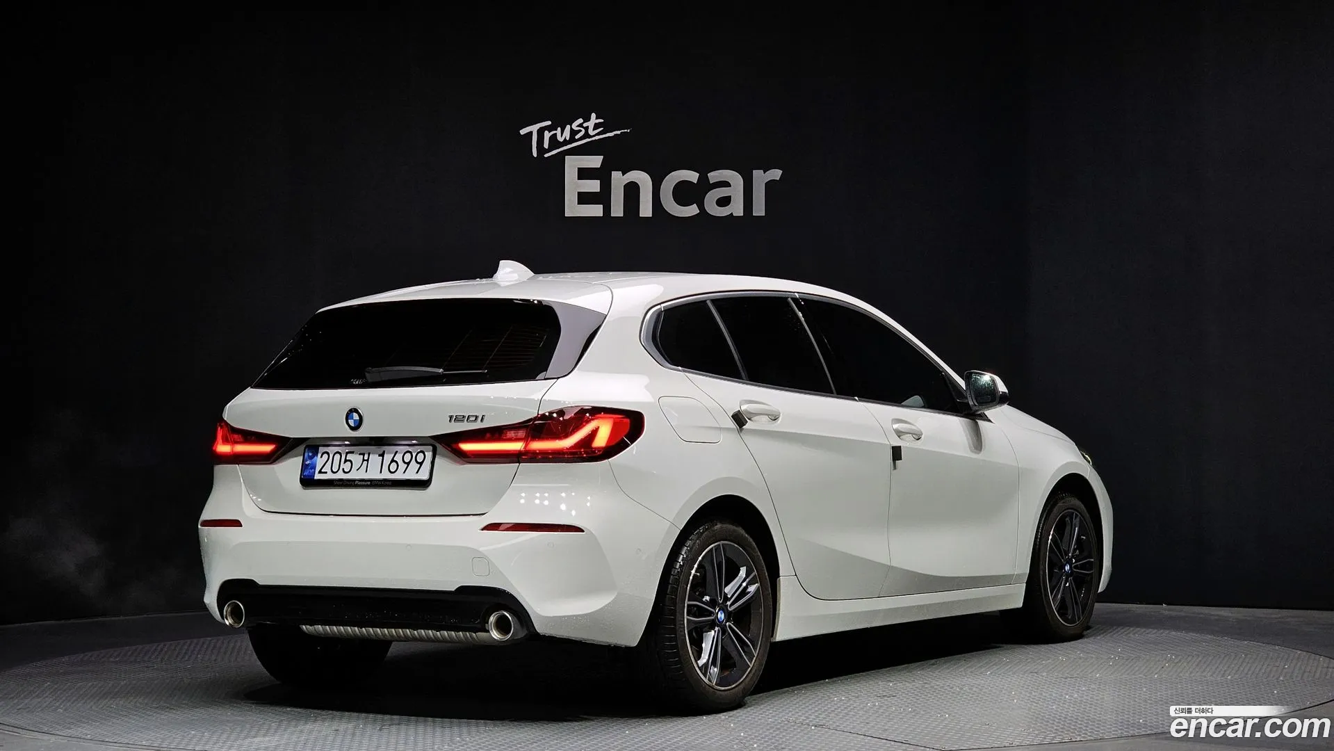BMW 120i 2023 — фото 1