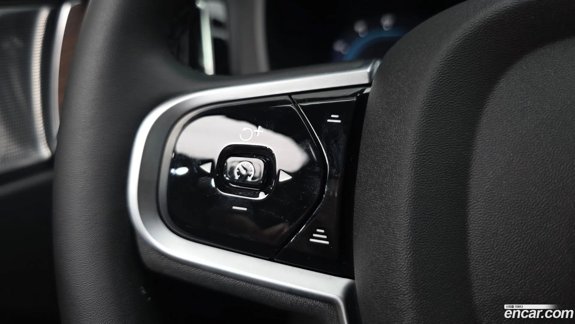 Volvo XC60 2025 — фото 4