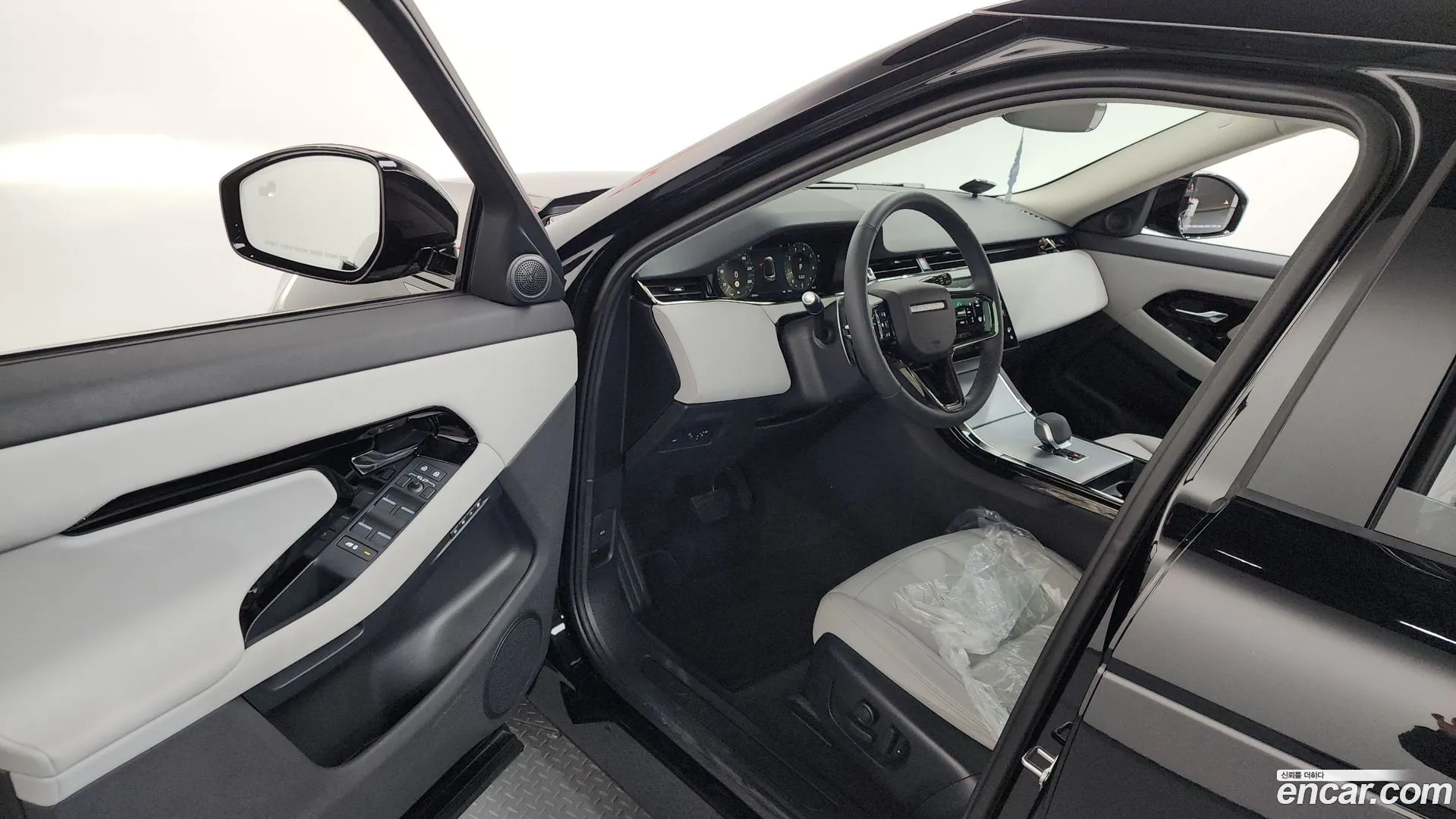 Land Rover Range Rover Evoque 2025 — фото 1