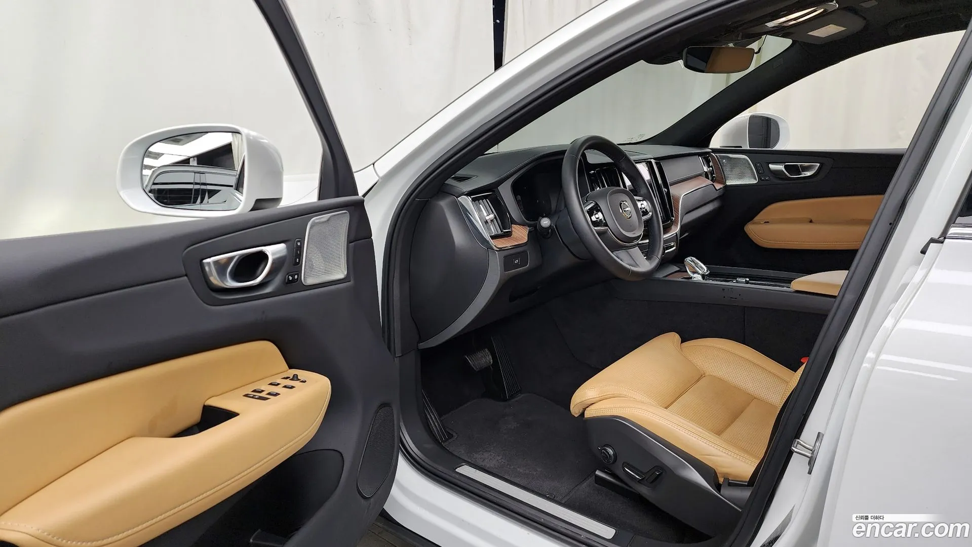 Volvo XC60 2023 — фото 1