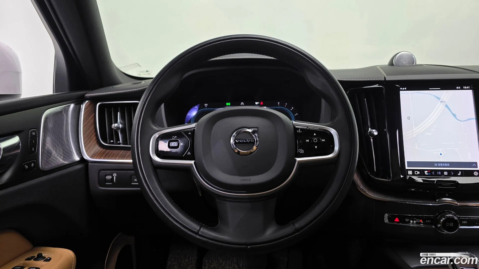 Volvo XC60 2022 — фото 2