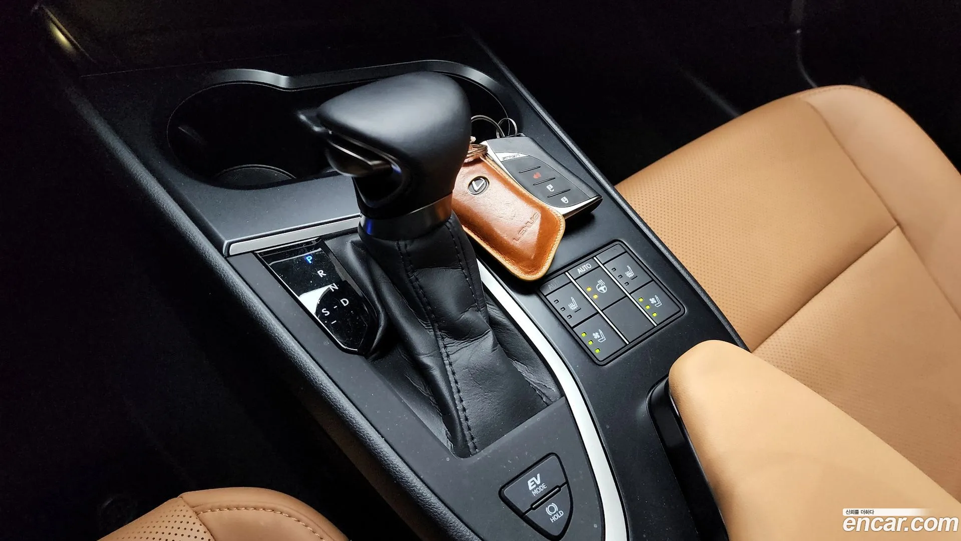 Lexus UX 250h 2023 — фото 5