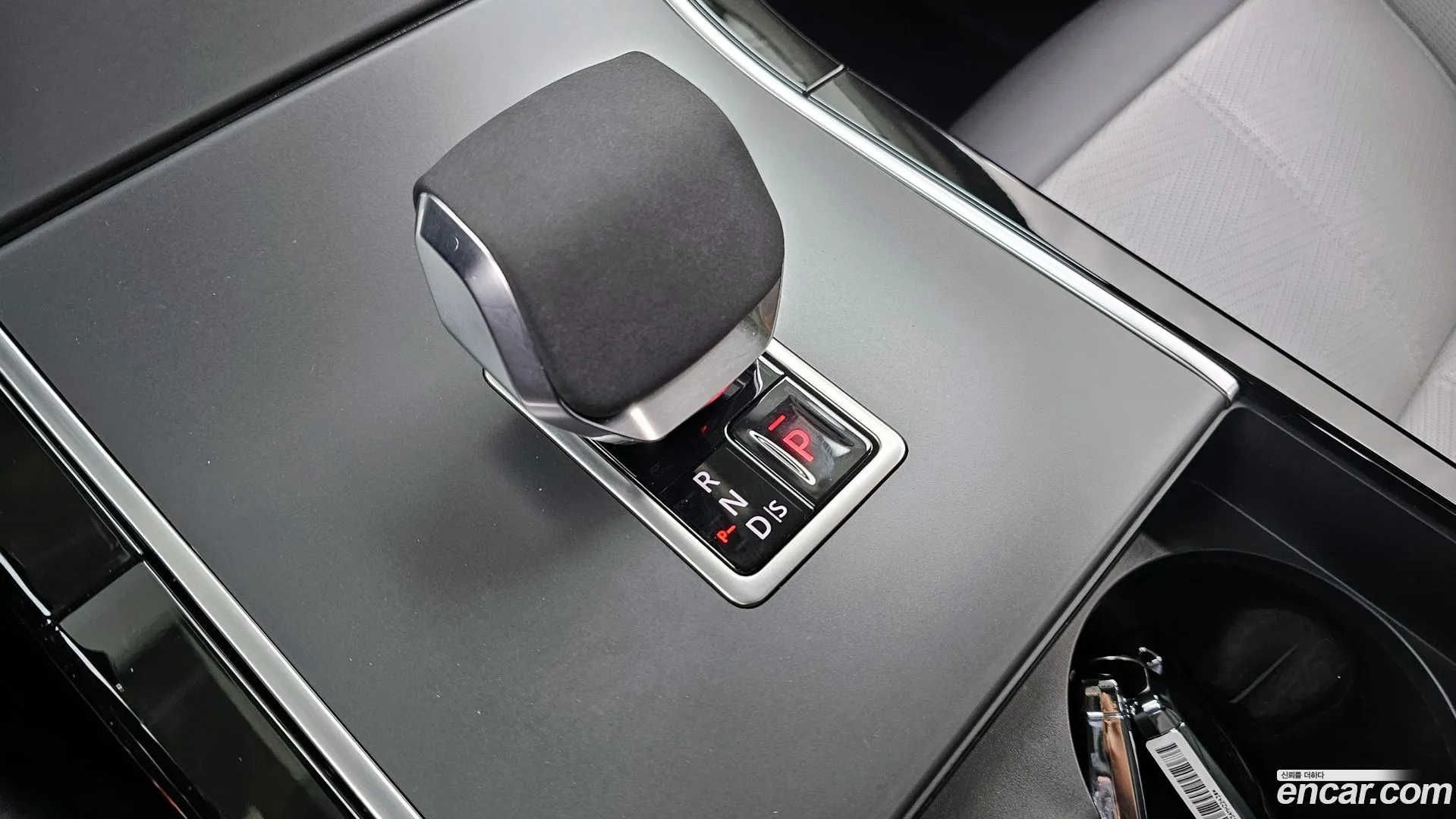 Land Rover Range Rover Velar 2024 — фото 1