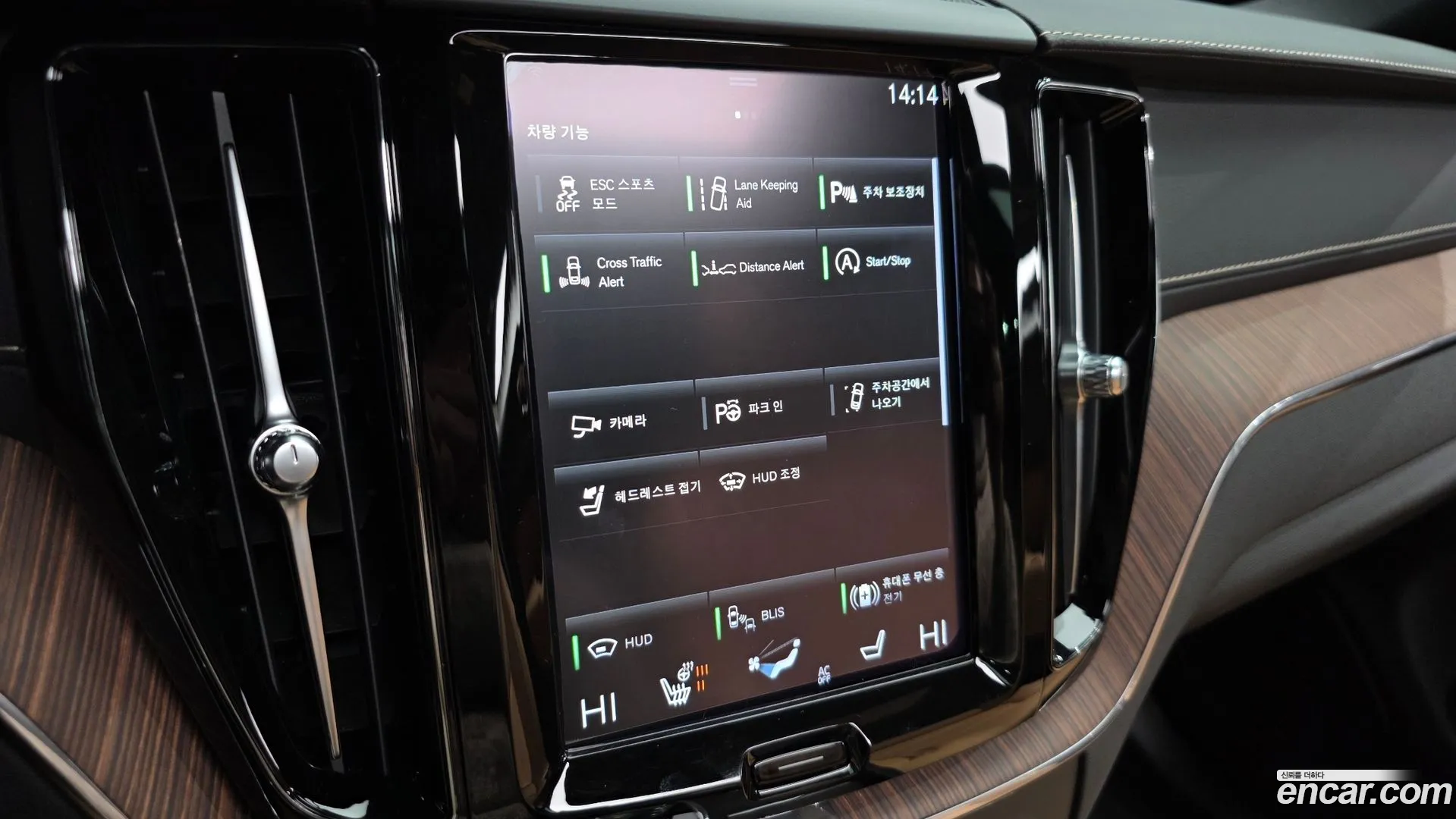 Volvo XC60 2021 — фото 1