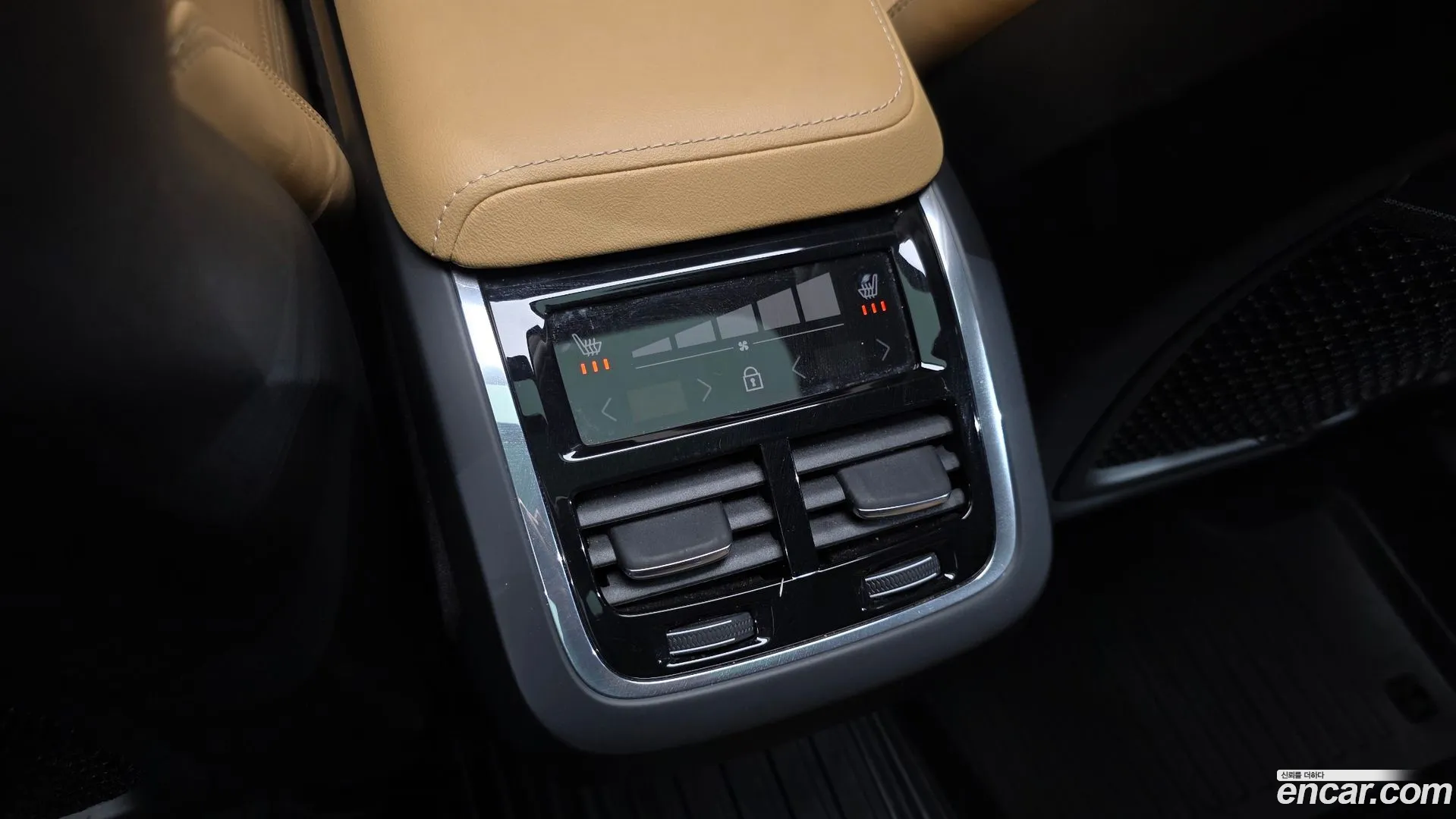 Volvo XC60 2021 — фото 1