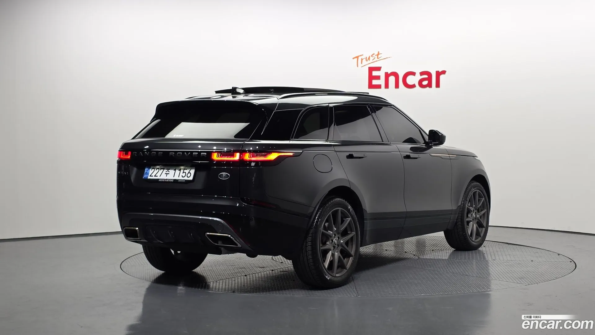 Land Rover Range Rover Velar 2023 — фото 1