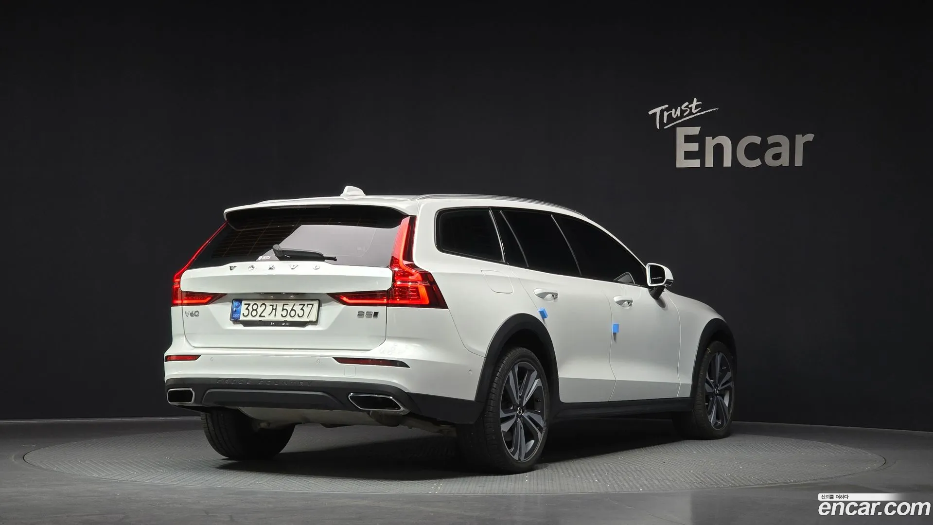 Volvo V60 Cross Country 2021 — фото 1