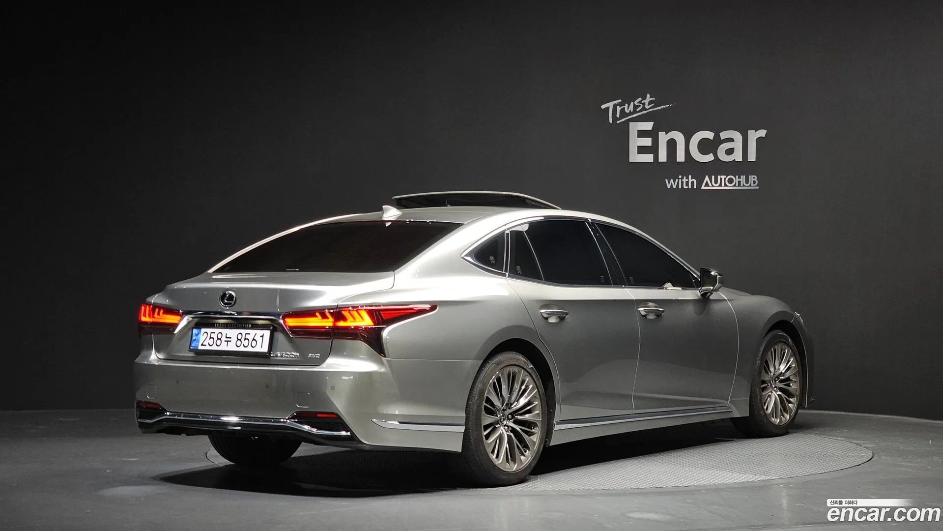 Lexus LS 500h 2023 — фото 3