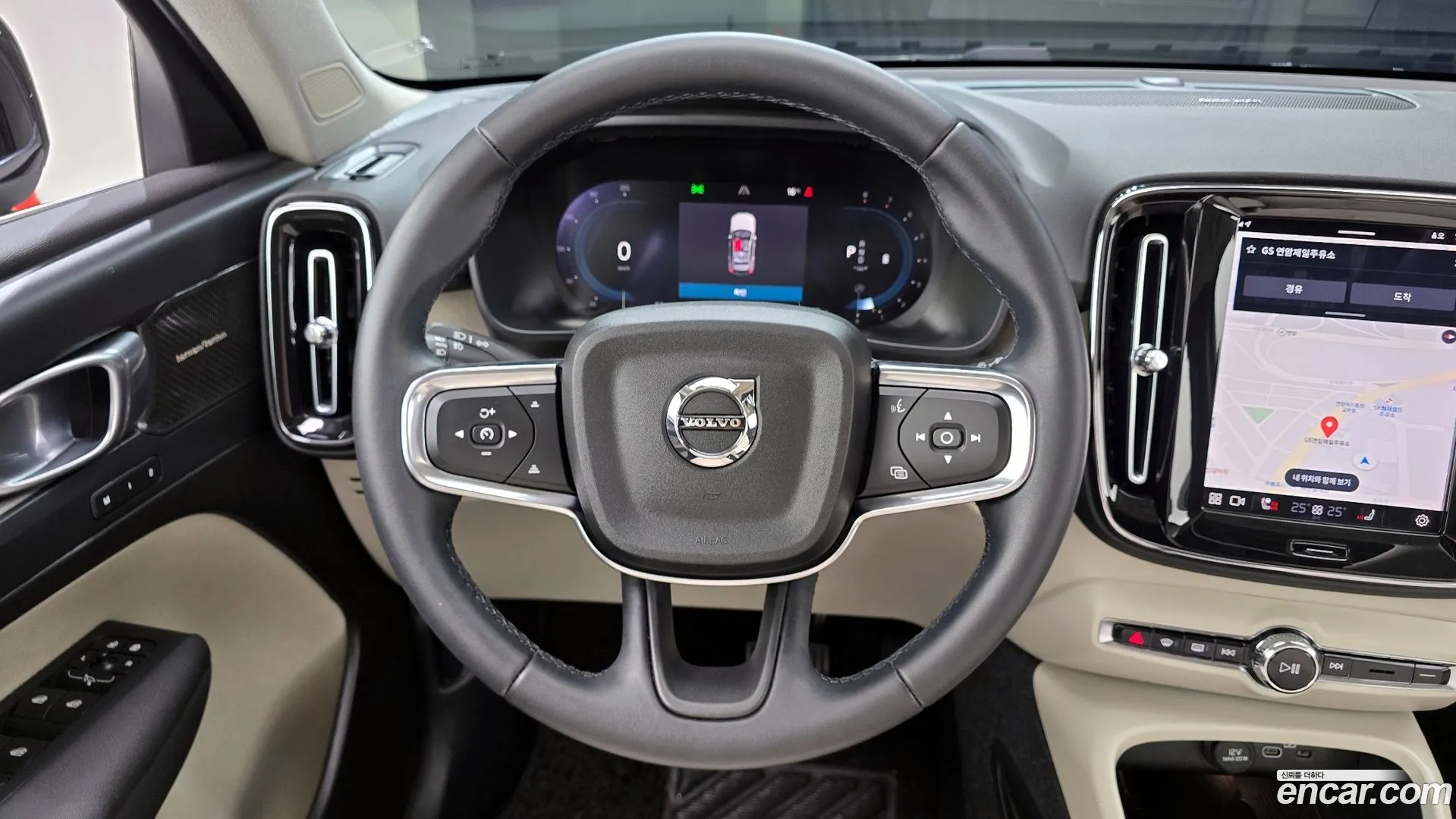 Volvo XC40 2023 — фото 1