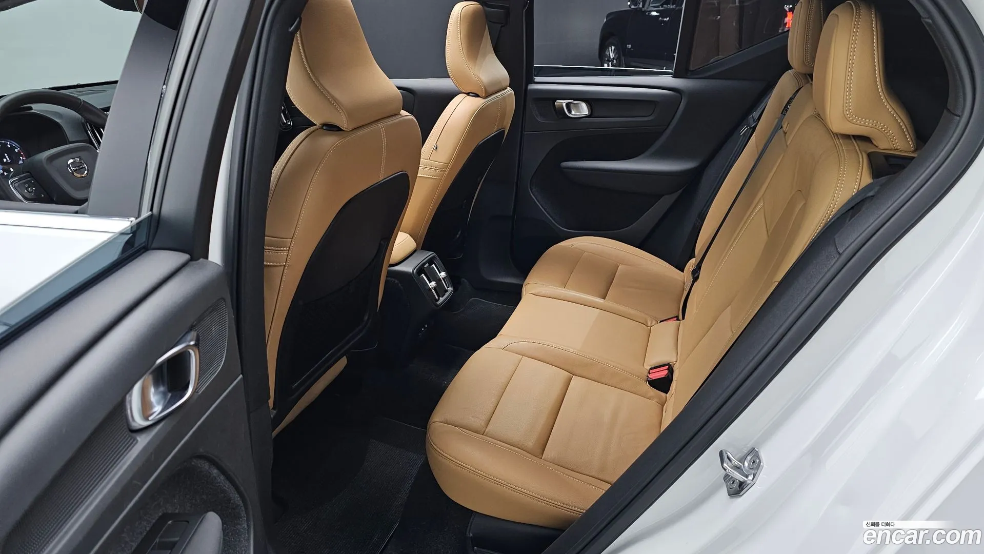 Volvo XC40 2021 — фото 1