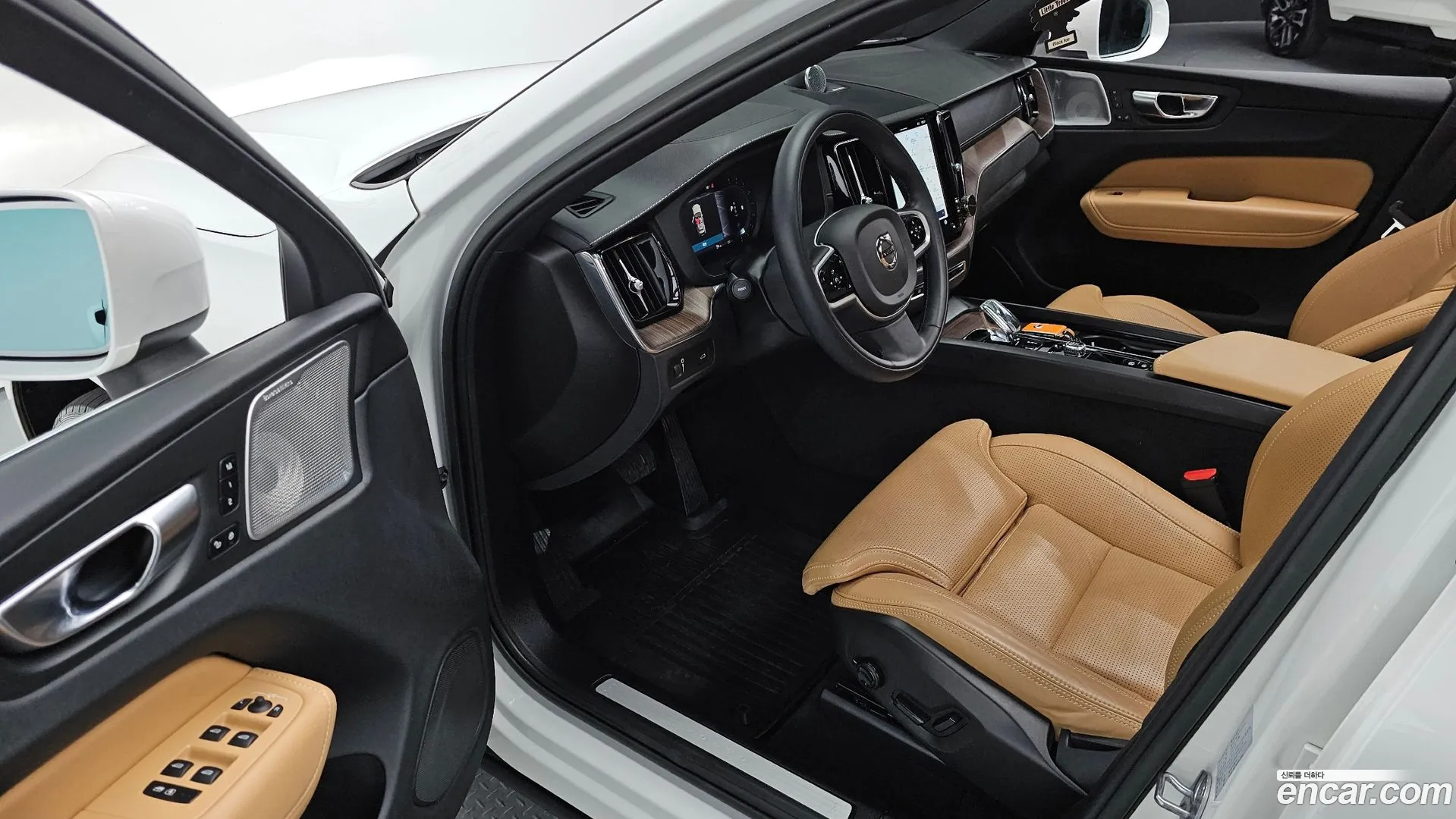 Volvo XC60 2022 — фото 1
