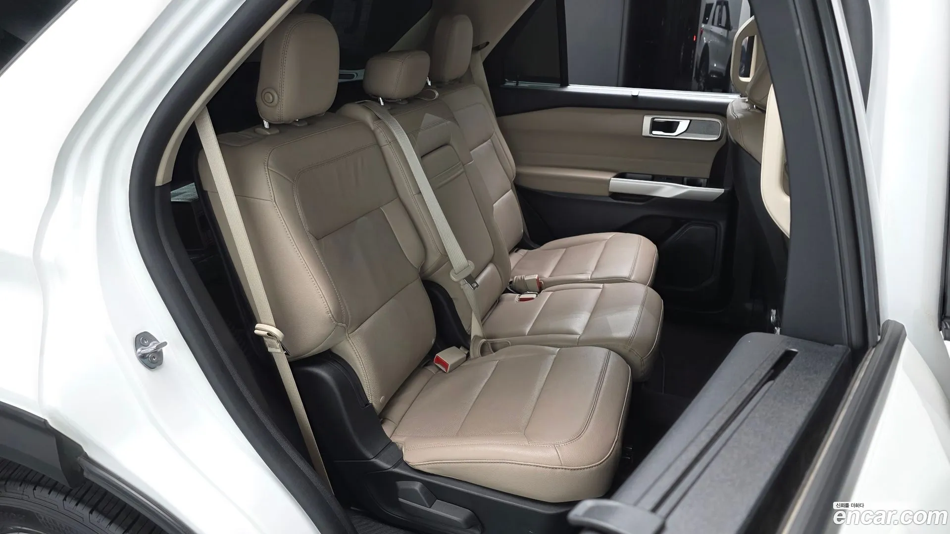 Ford Explorer 2020 — фото 1