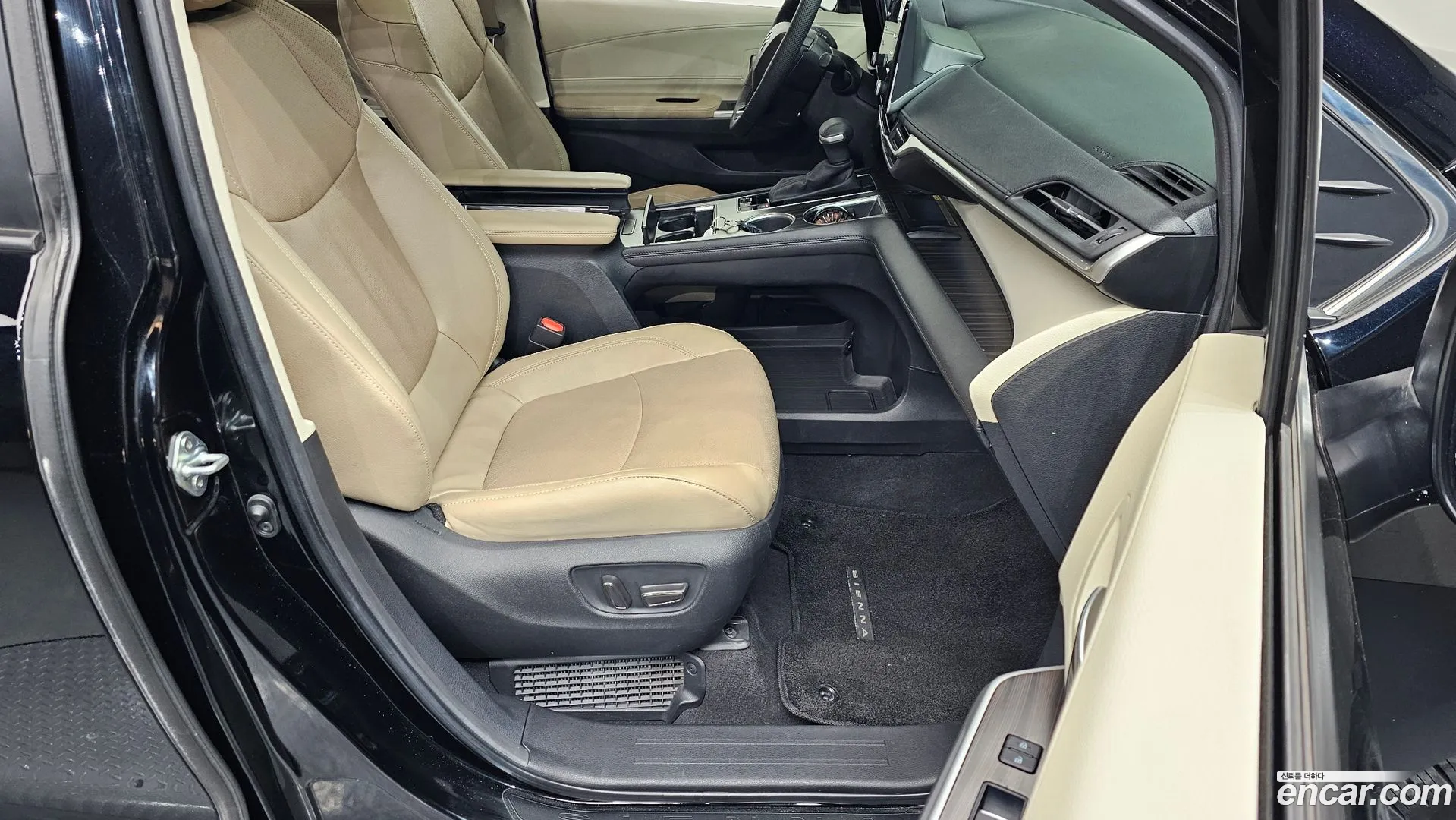 Toyota Sienna 2023 — фото 1