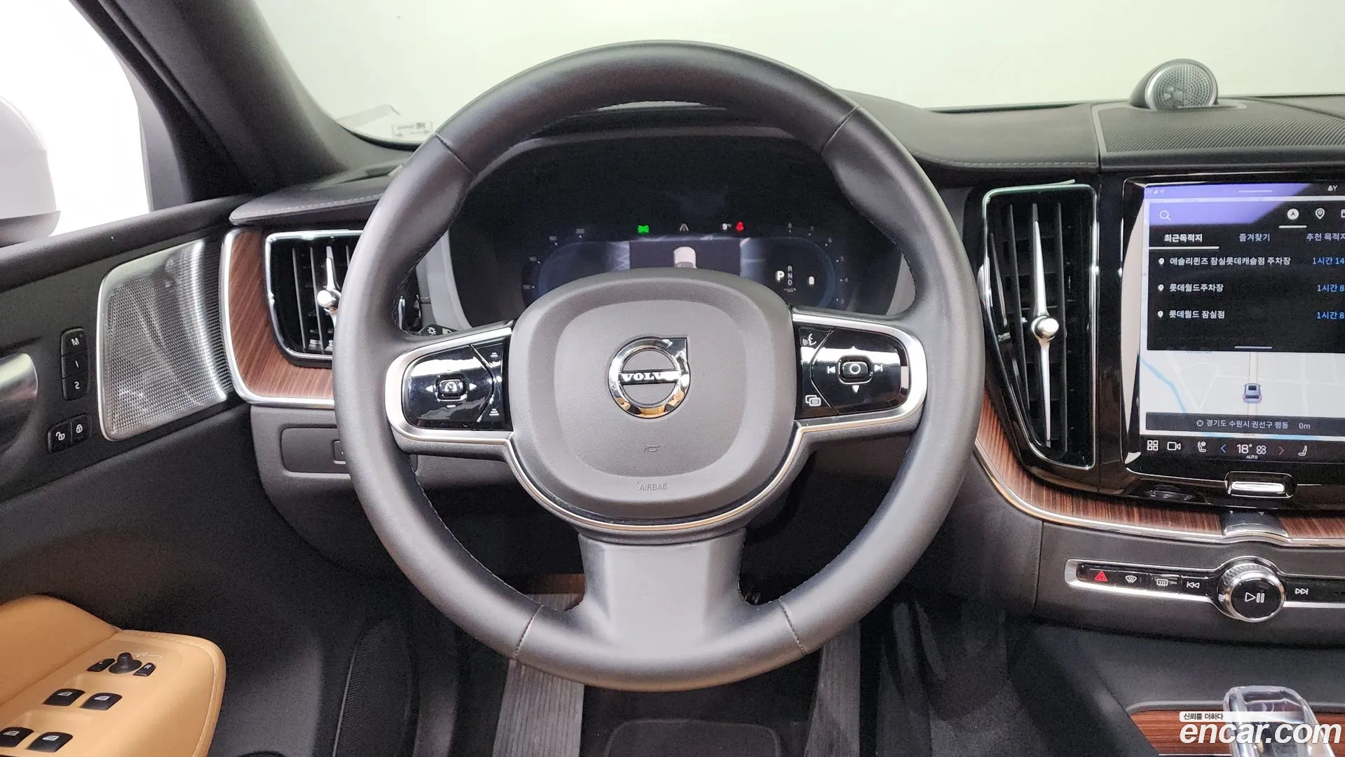 Volvo XC60 2023 — фото 1