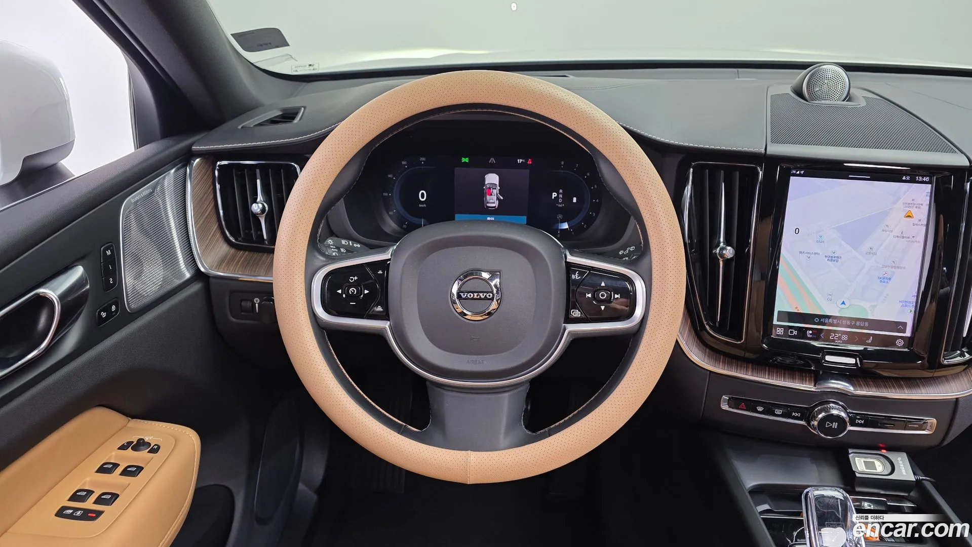 Volvo XC60 2021 — фото 1
