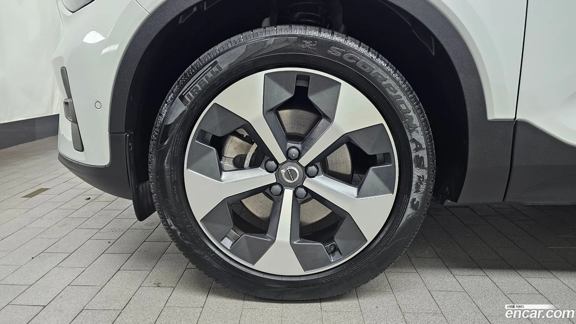 Volvo XC40 2023 — фото 1