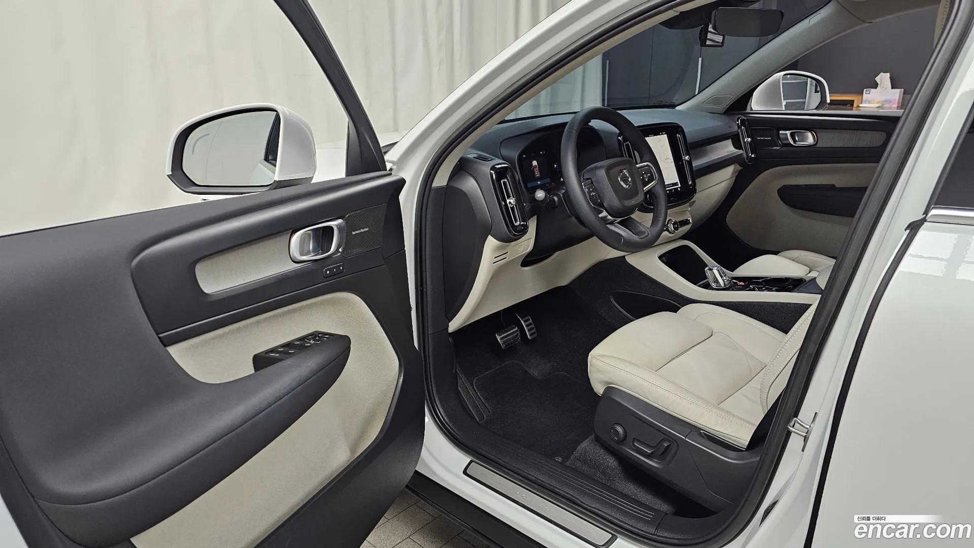 Volvo XC40 2023 — фото 2