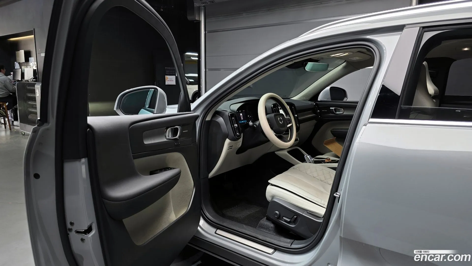 Volvo XC40 2024 — фото 1