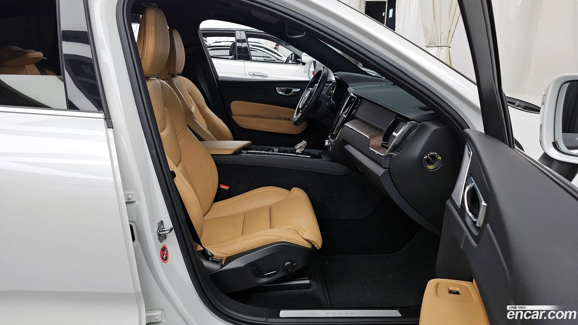 Volvo XC60 2021 — фото 1