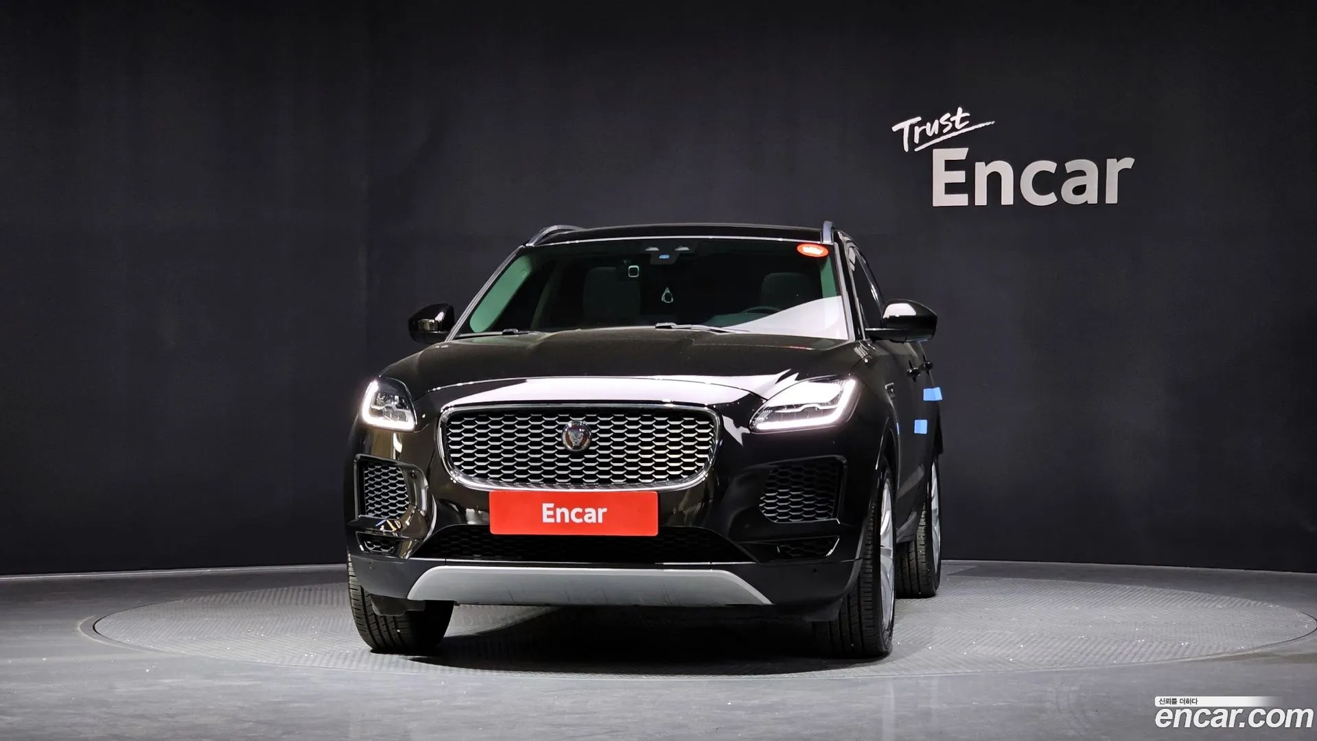 Jaguar E-PACE 2020 — фото 1