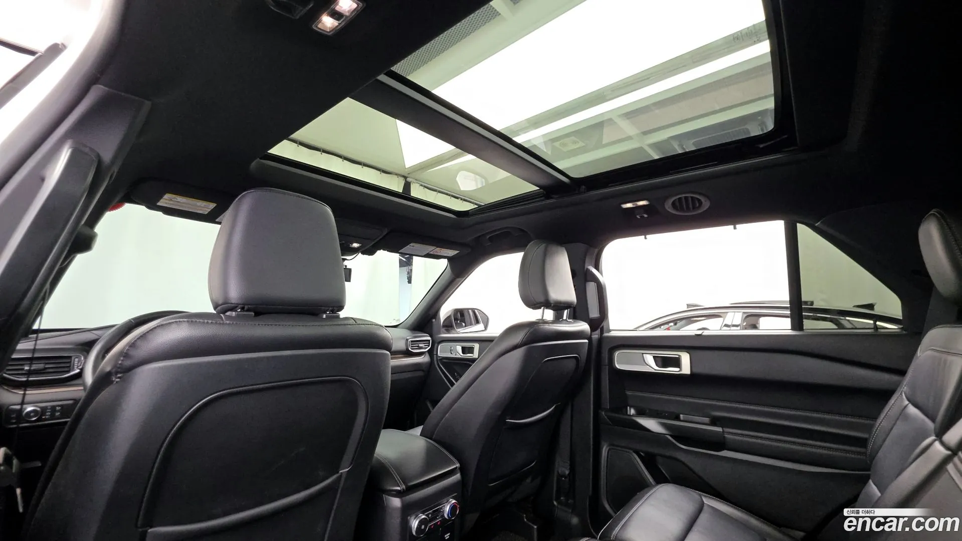Ford Explorer 2020 — фото 1