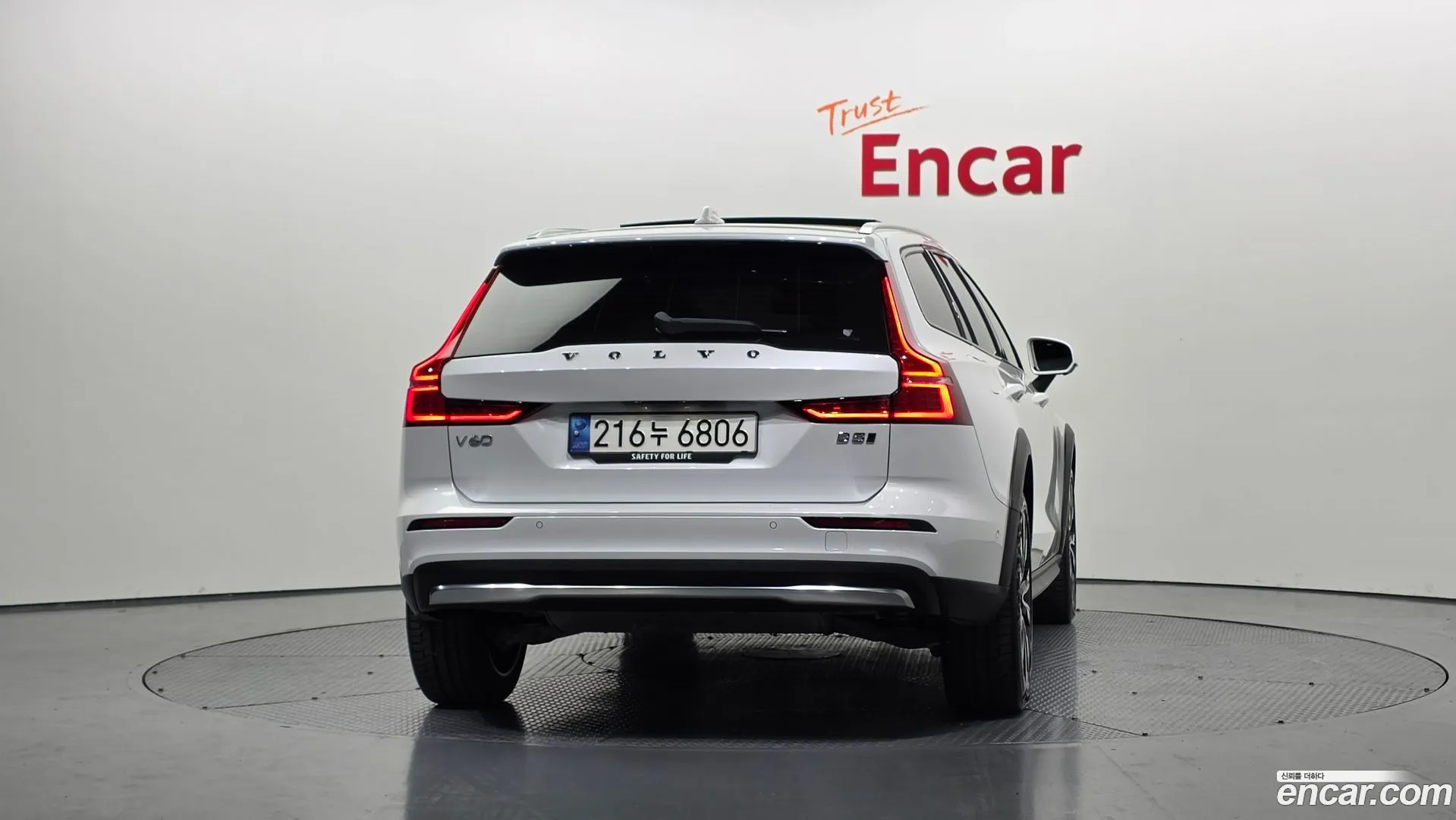 Volvo V60 Cross Country 2023 — фото 1