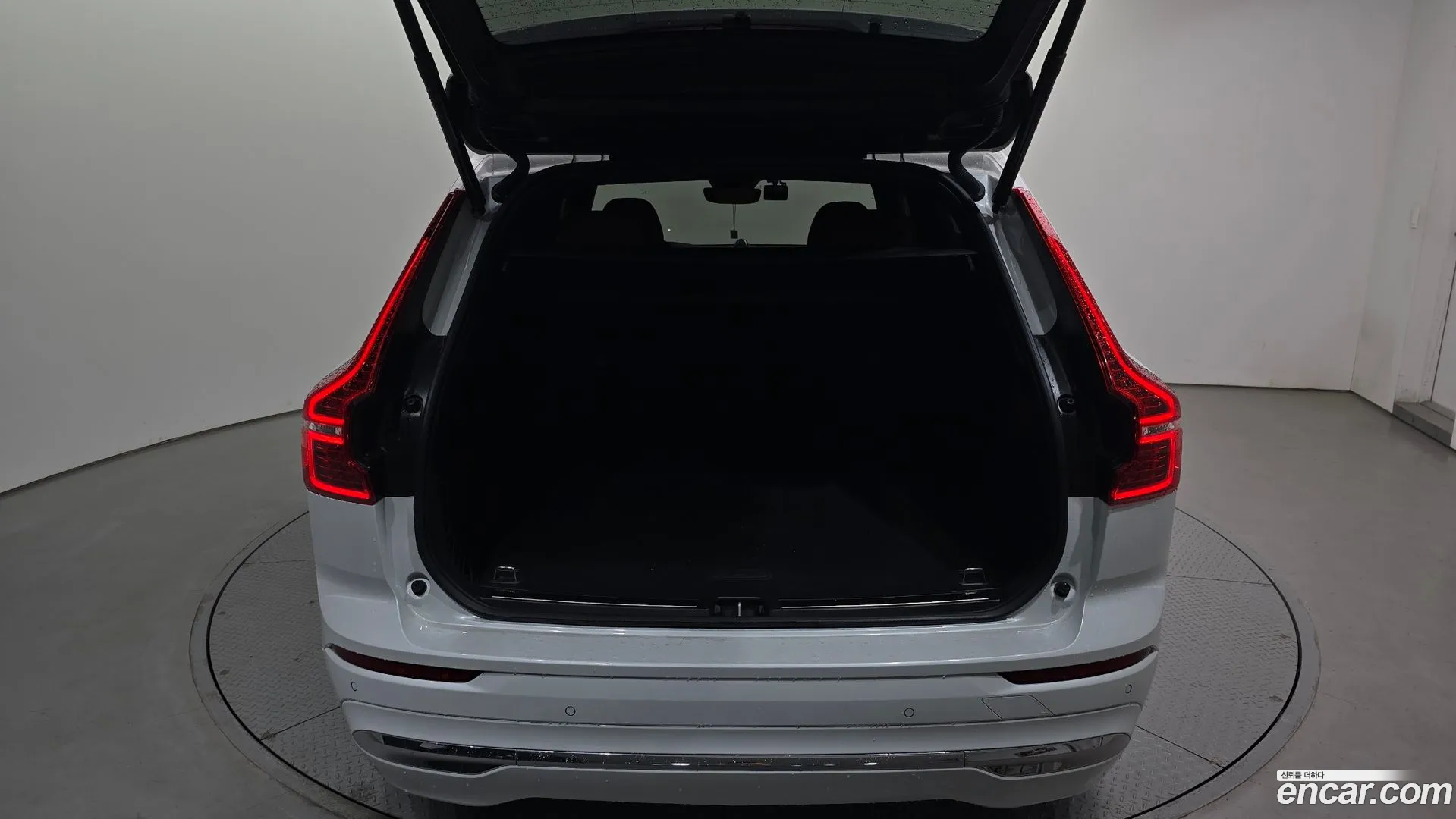 Volvo XC60 2023 — фото 1