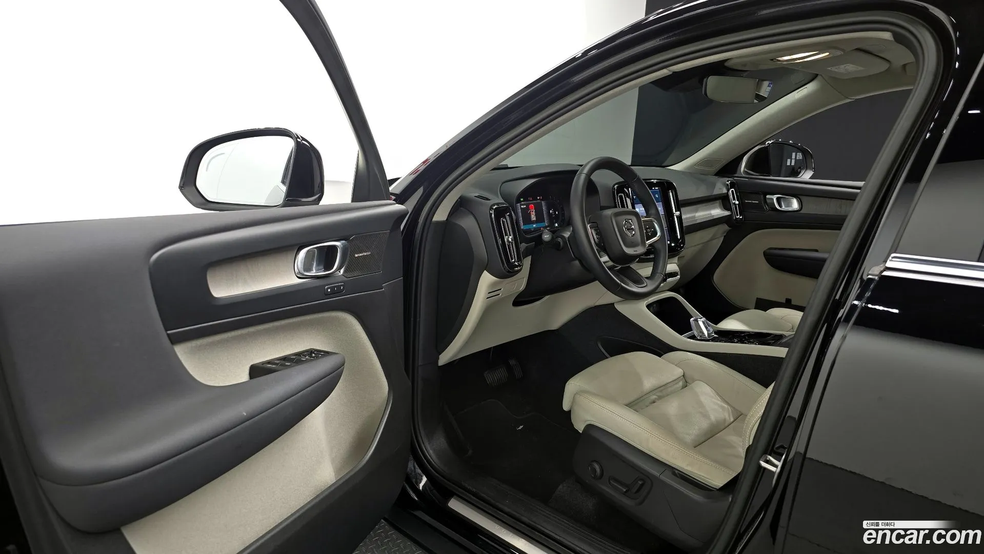 Volvo XC40 2023 — фото 1