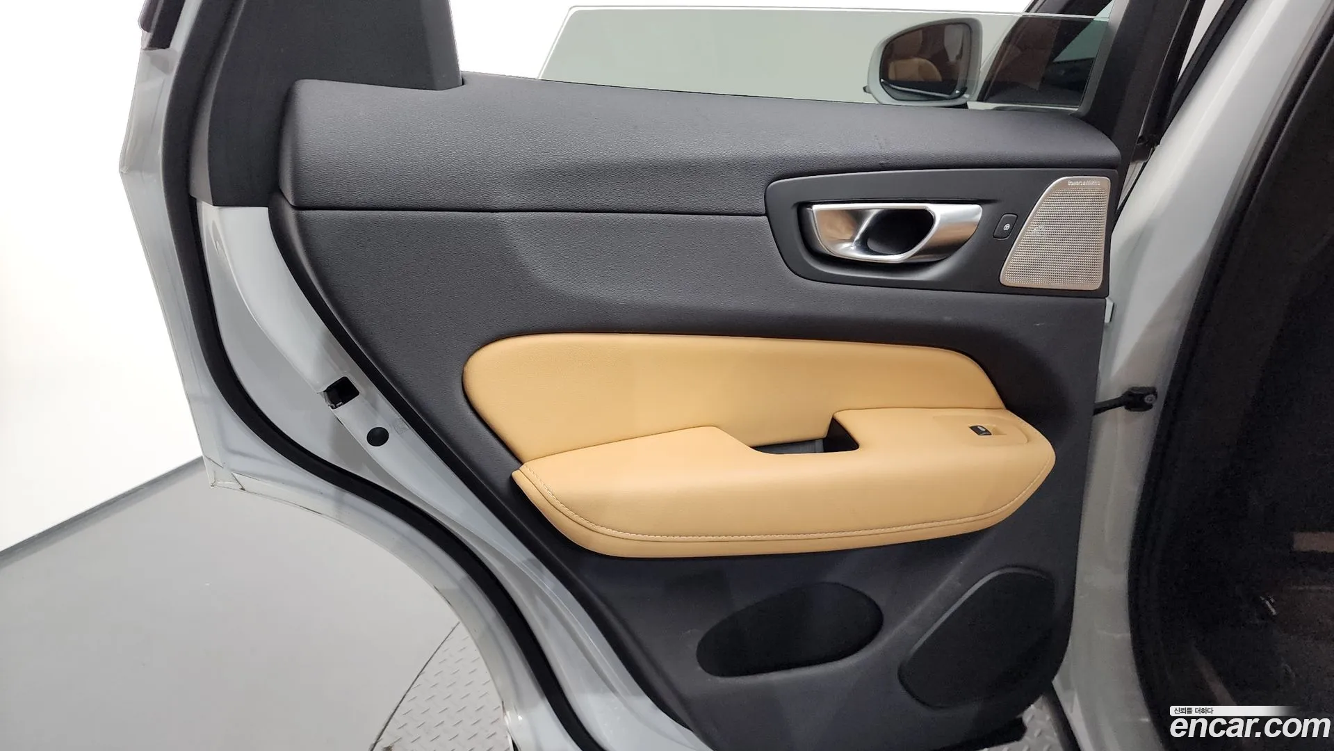 Volvo XC60 2023 — фото 3