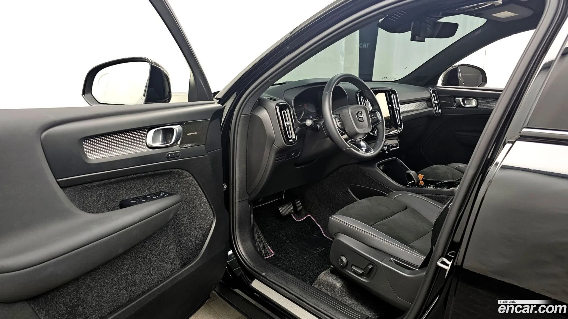 Volvo XC40 2025 — фото 1