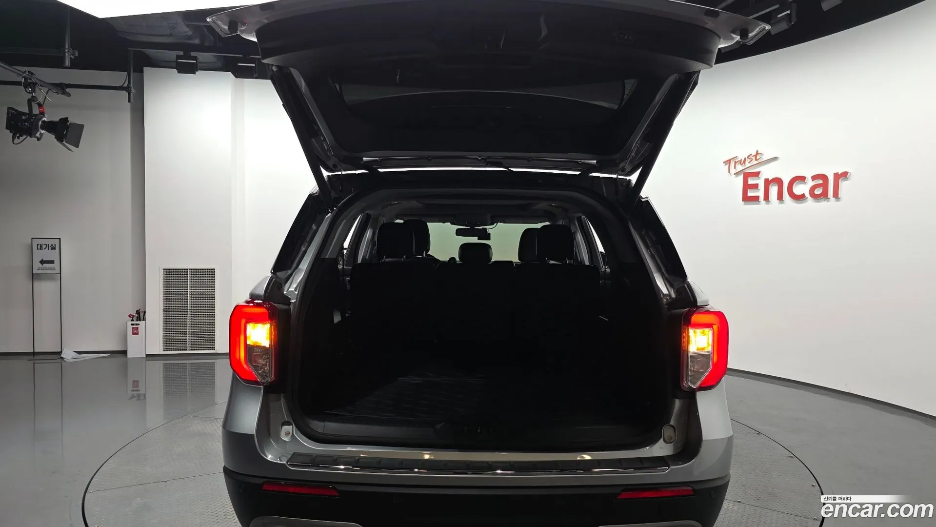 Ford Explorer 2020 — фото 1