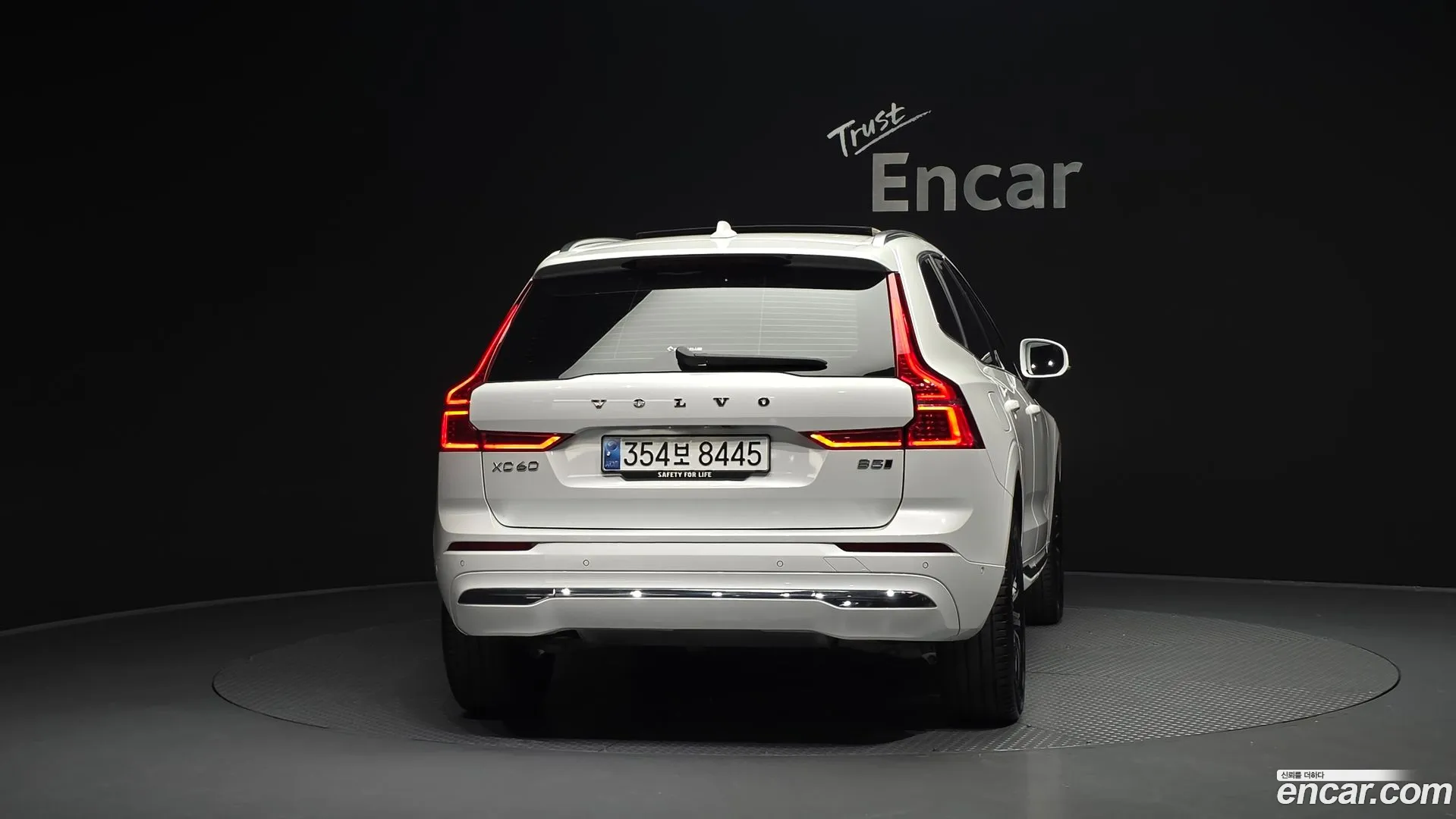 Volvo XC60 2023 — фото 1