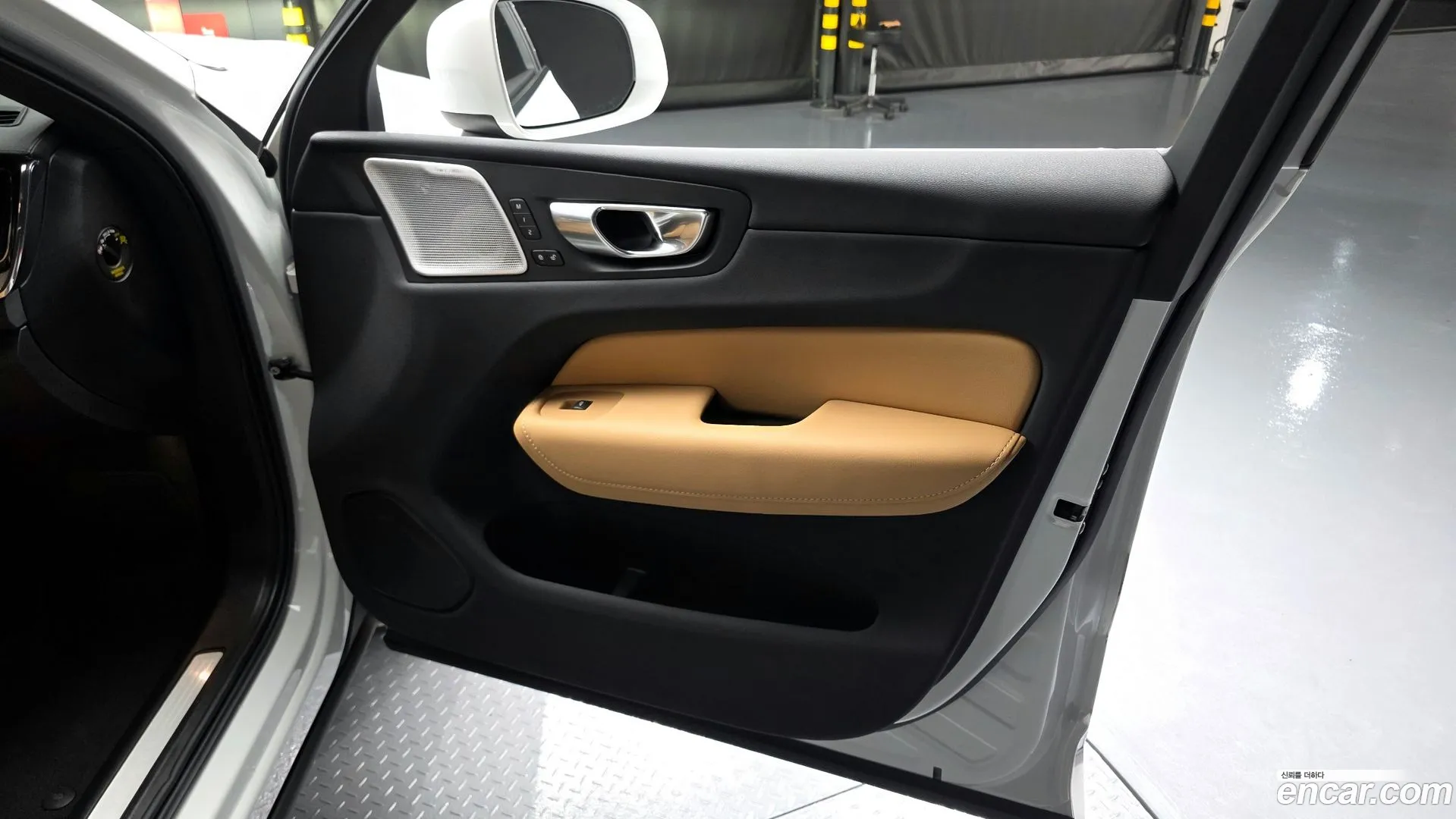 Volvo XC60 2023 — фото 3