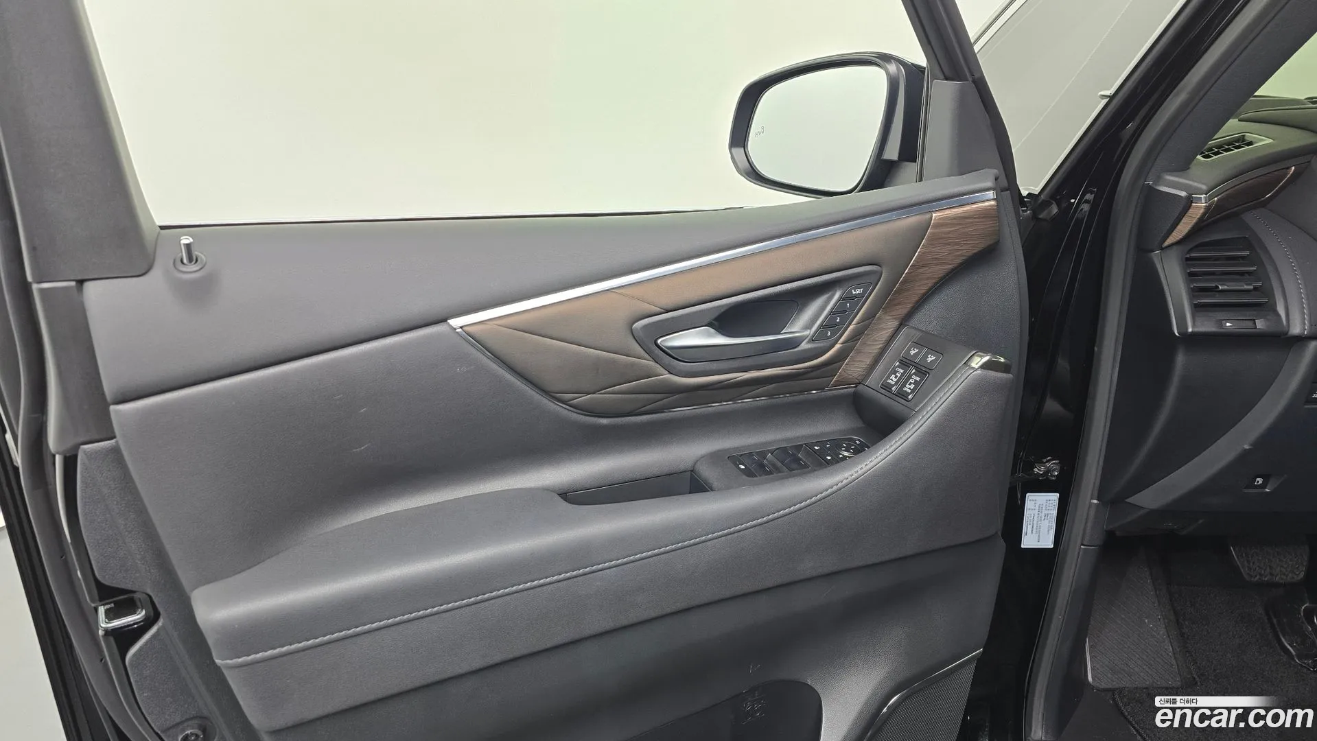 Toyota Alphard 2024 — фото 1