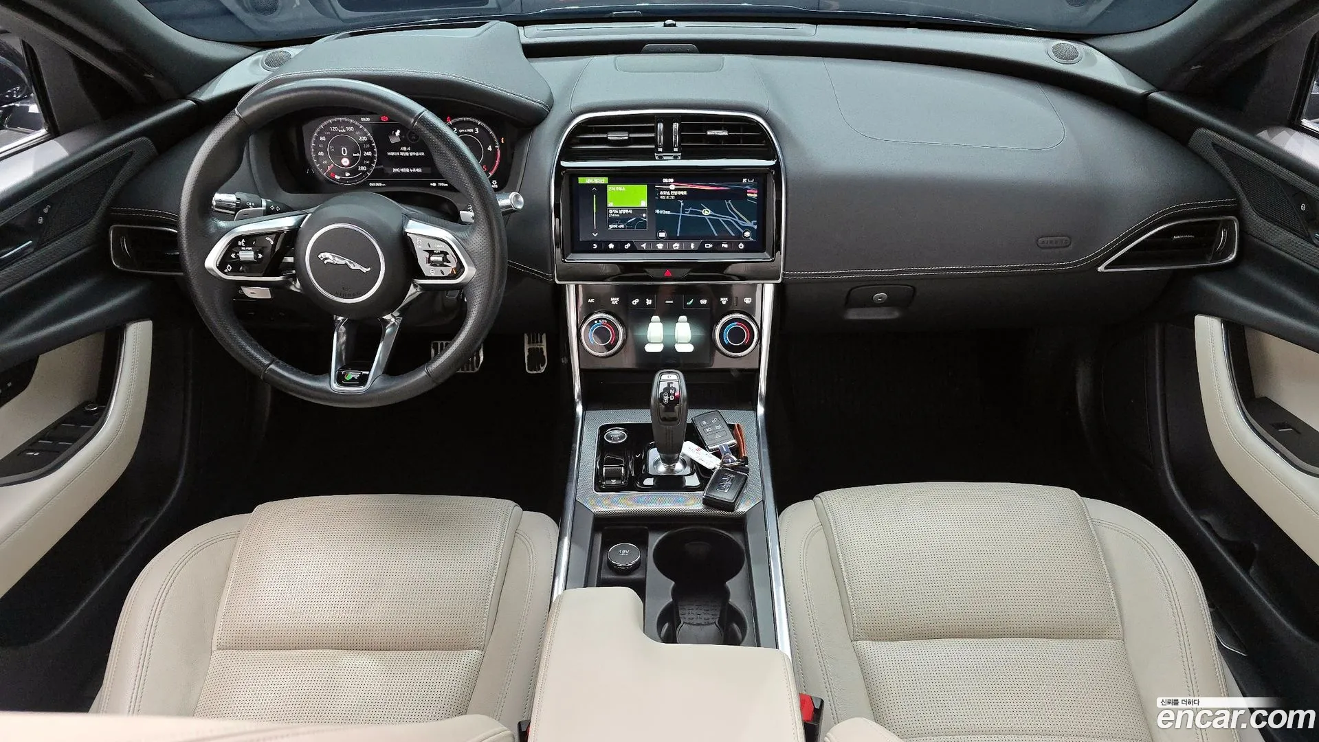 Jaguar XE 2020 — фото 1