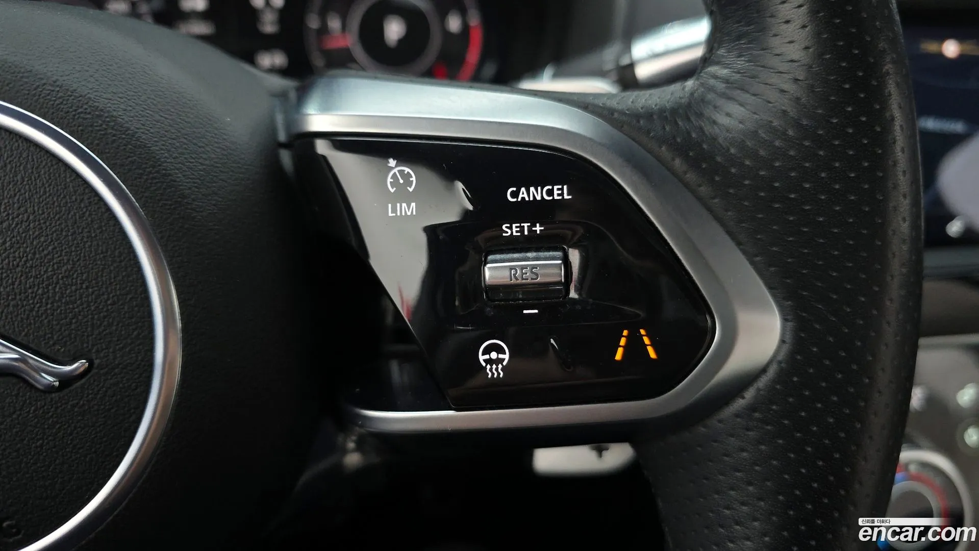 Jaguar XE 2020 — фото 4
