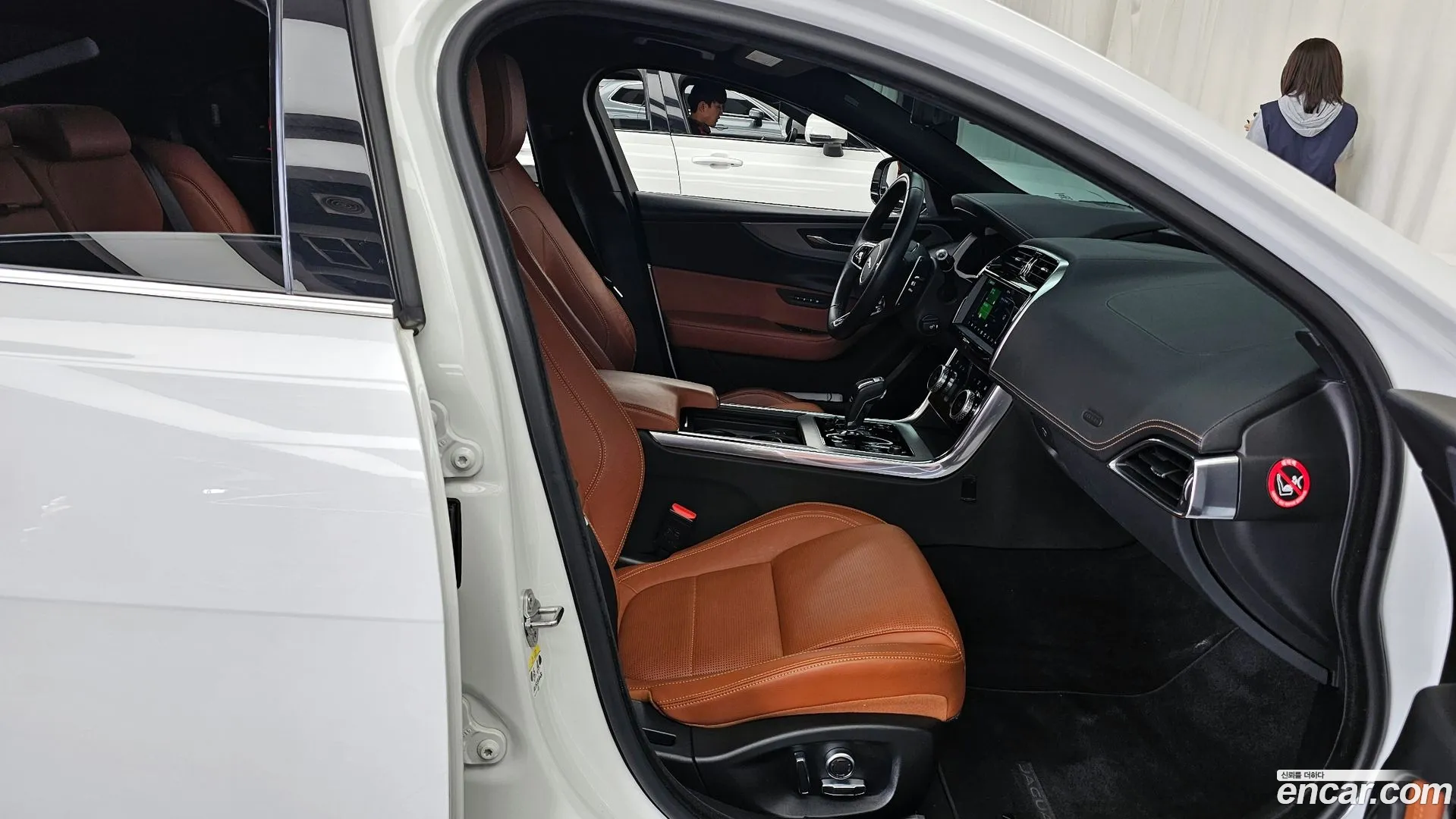 Jaguar XE 2020 — фото 2