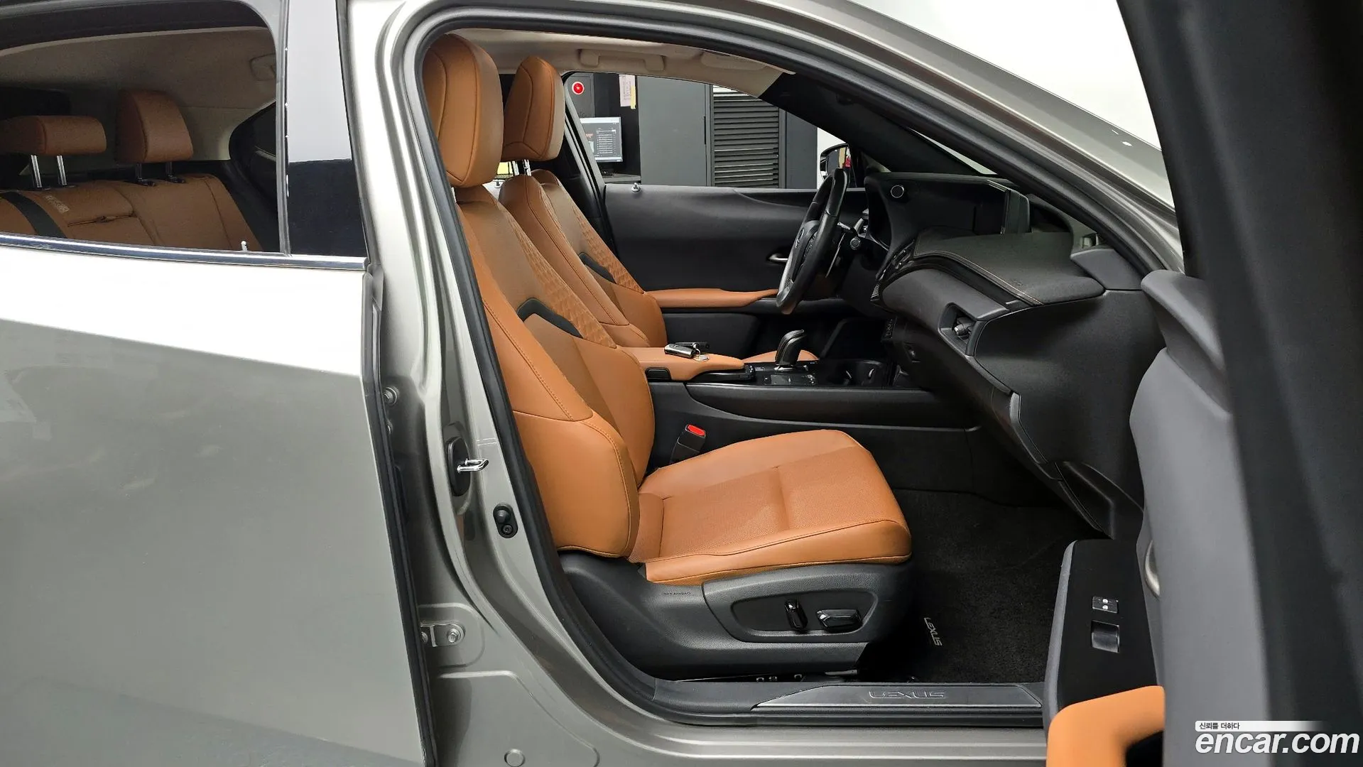Lexus UX 300e 2022 — фото 1