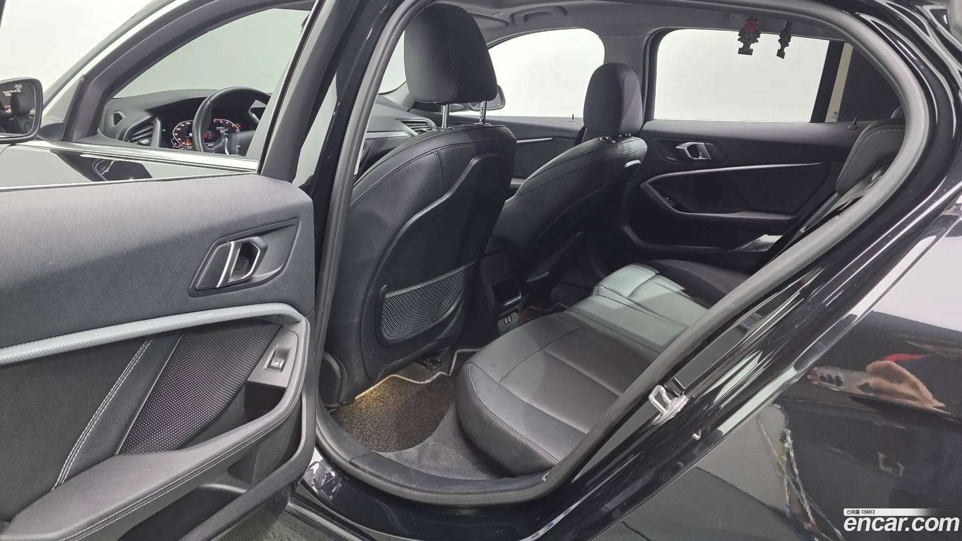 BMW 120i 2022 — фото 1