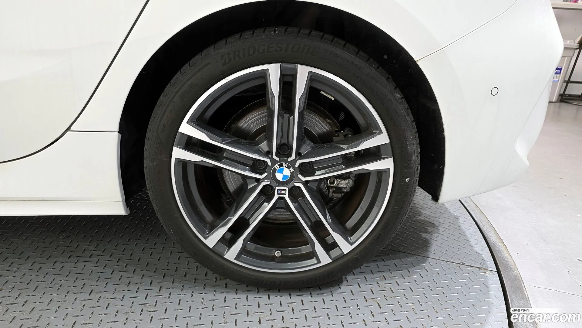 BMW 120i 2023 — фото 1