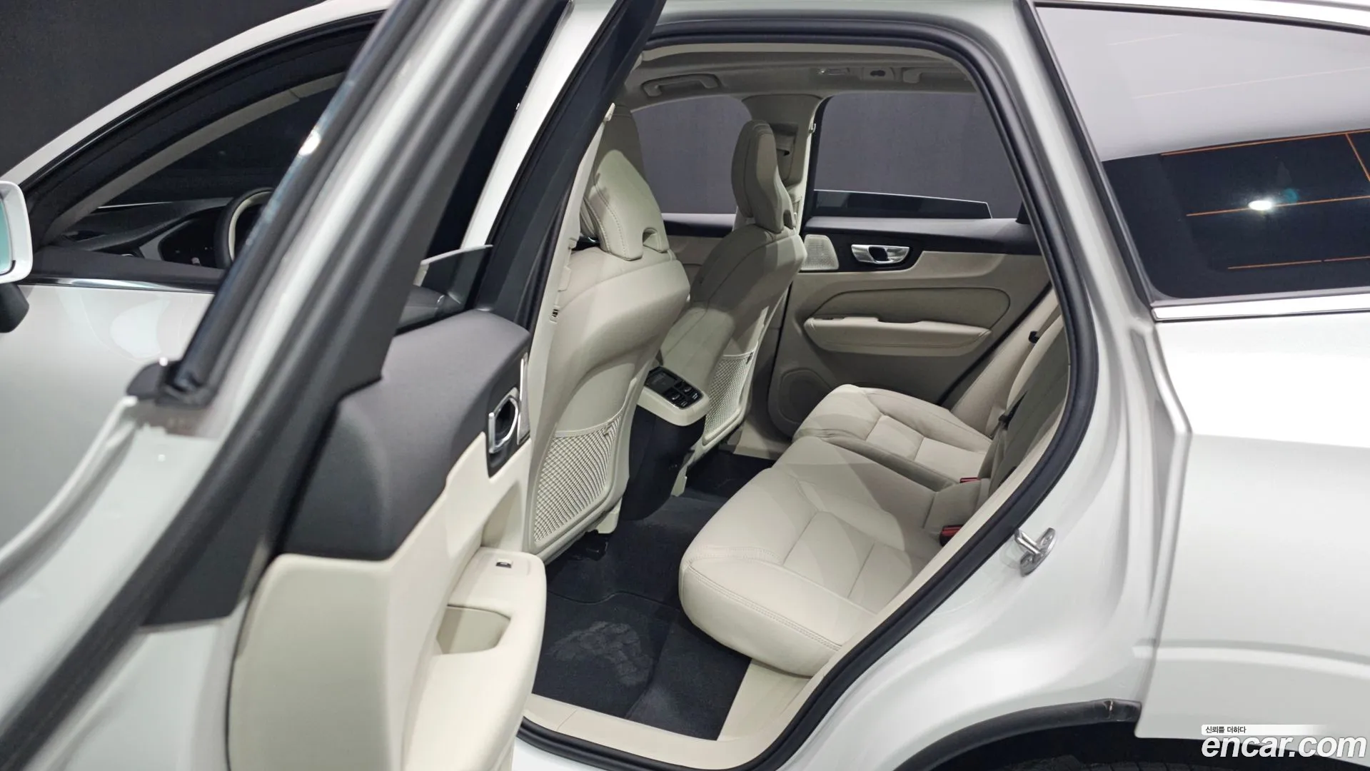 Volvo XC60 2026 — фото 1