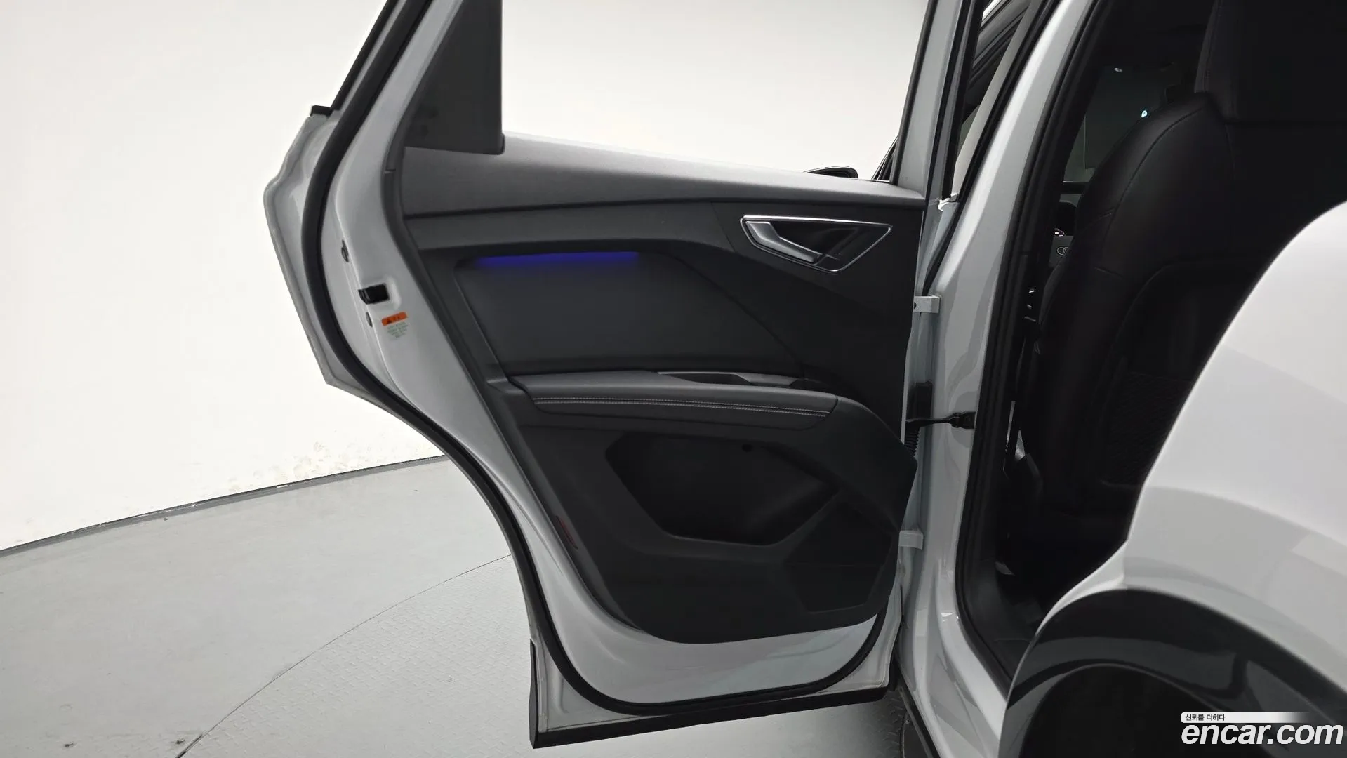 Audi Q4 e-tron 2023 — фото 4